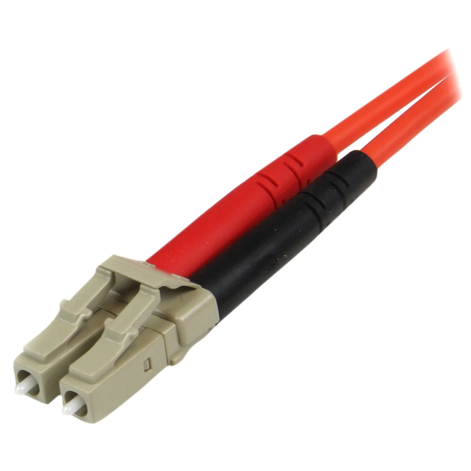 Gros plan sur le connecteur LC duplex gris du câble fibre optique orange, détail de l'embout