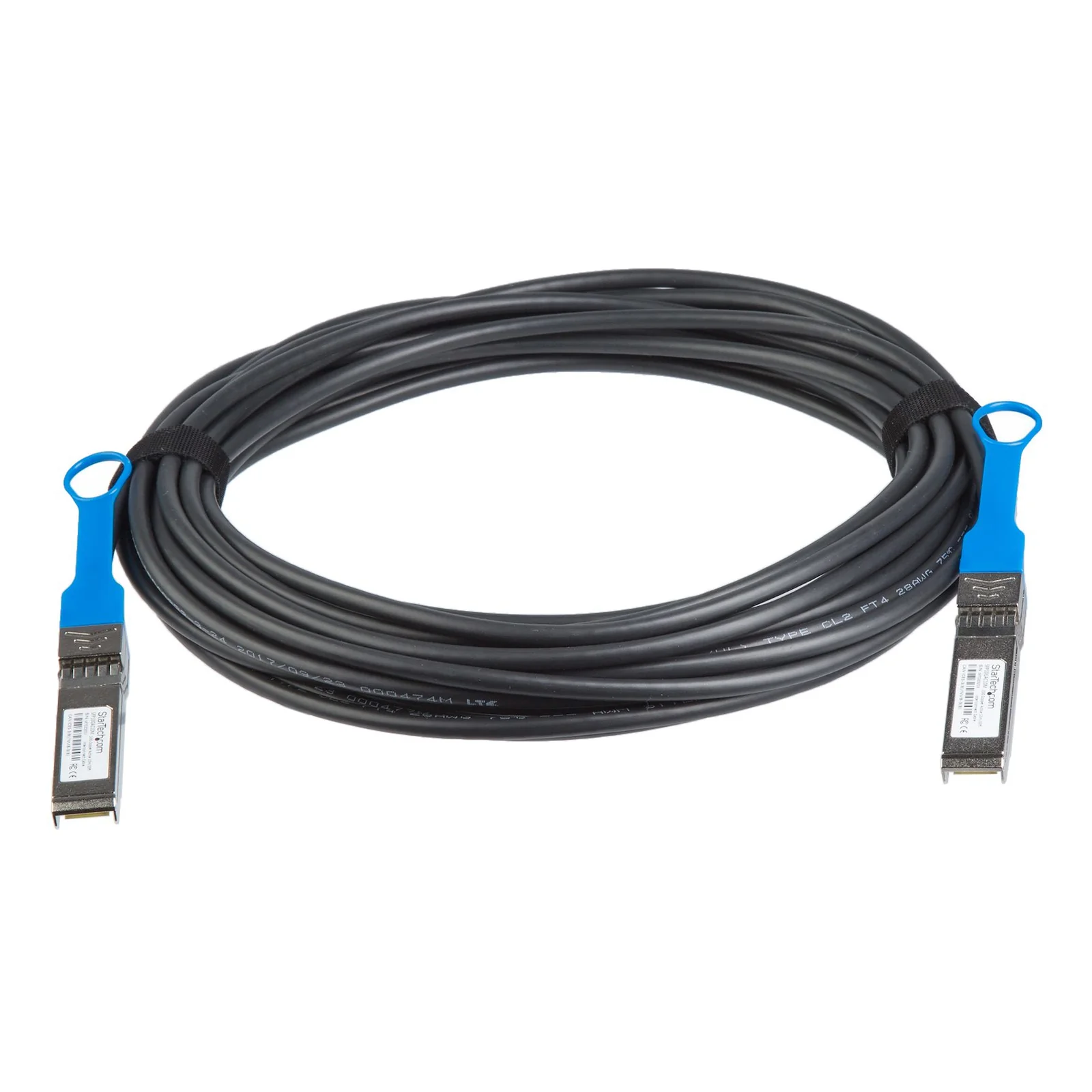 Câble DAC twinax noir enroulé sur lui-même, avec les deux connecteurs SFP+ métalliques et leurs languettes bleues visibles de chaque côté