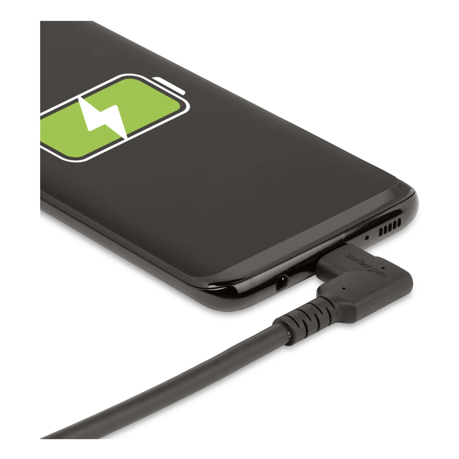 Connecteur USB-C coudé à 90 degrés inséré dans le port inférieur d'un smartphone noir, écran affichant une icône de batterie en charge