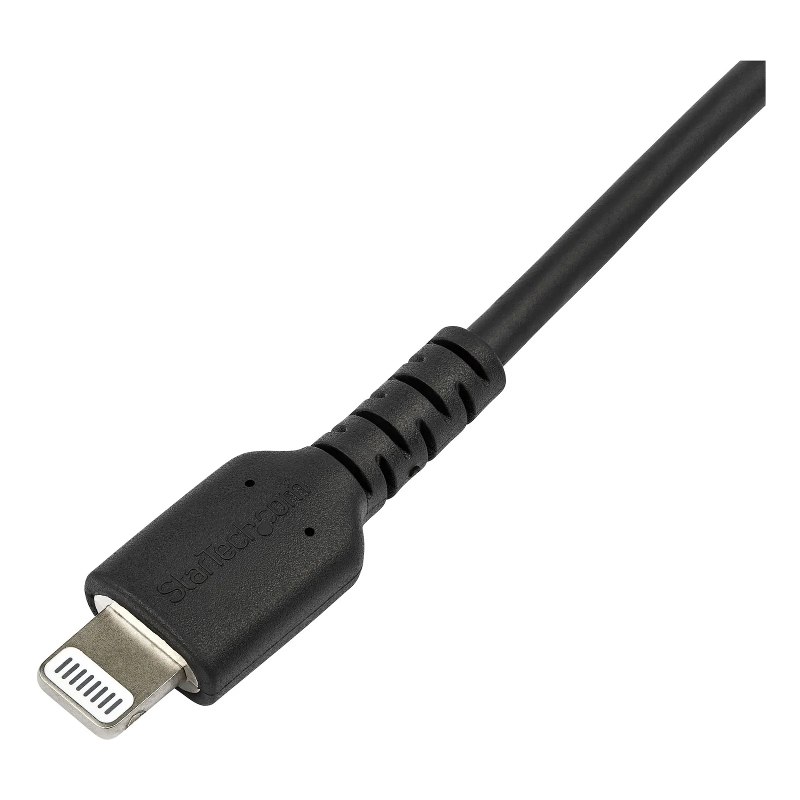 Gros plan sur le connecteur Lightning du câble StarTech.com avec surmoulages de décharge renforcés