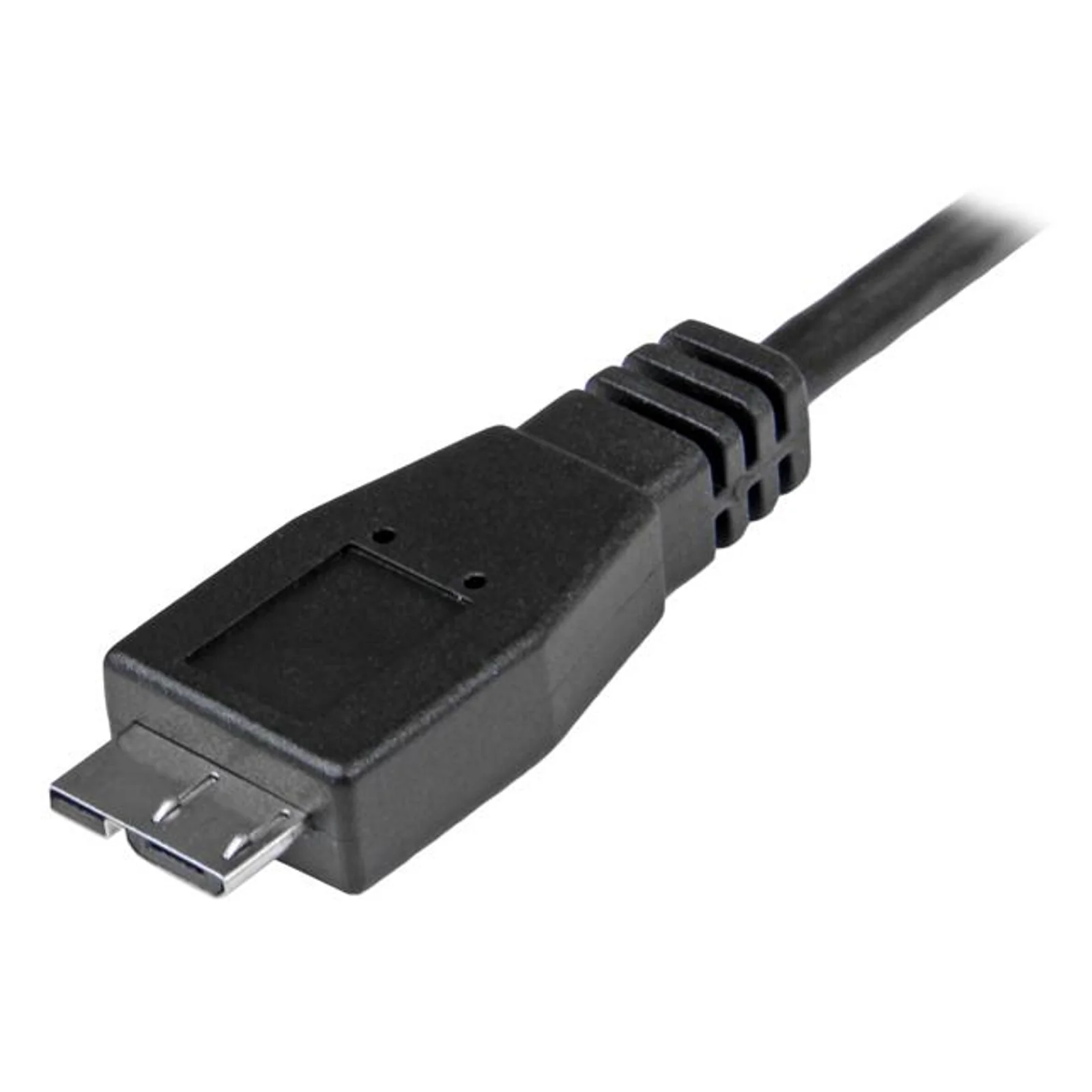 Gros plan sur le connecteur Micro-B noir avec double languette métallique et relief de décharge de traction