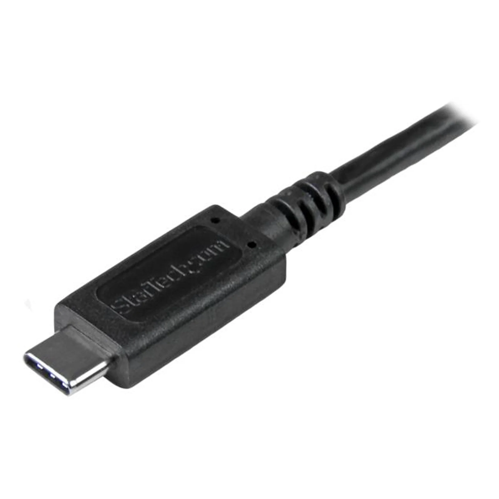 Gros plan sur le connecteur USB-C noir avec relief de décharge de traction et logo gravé