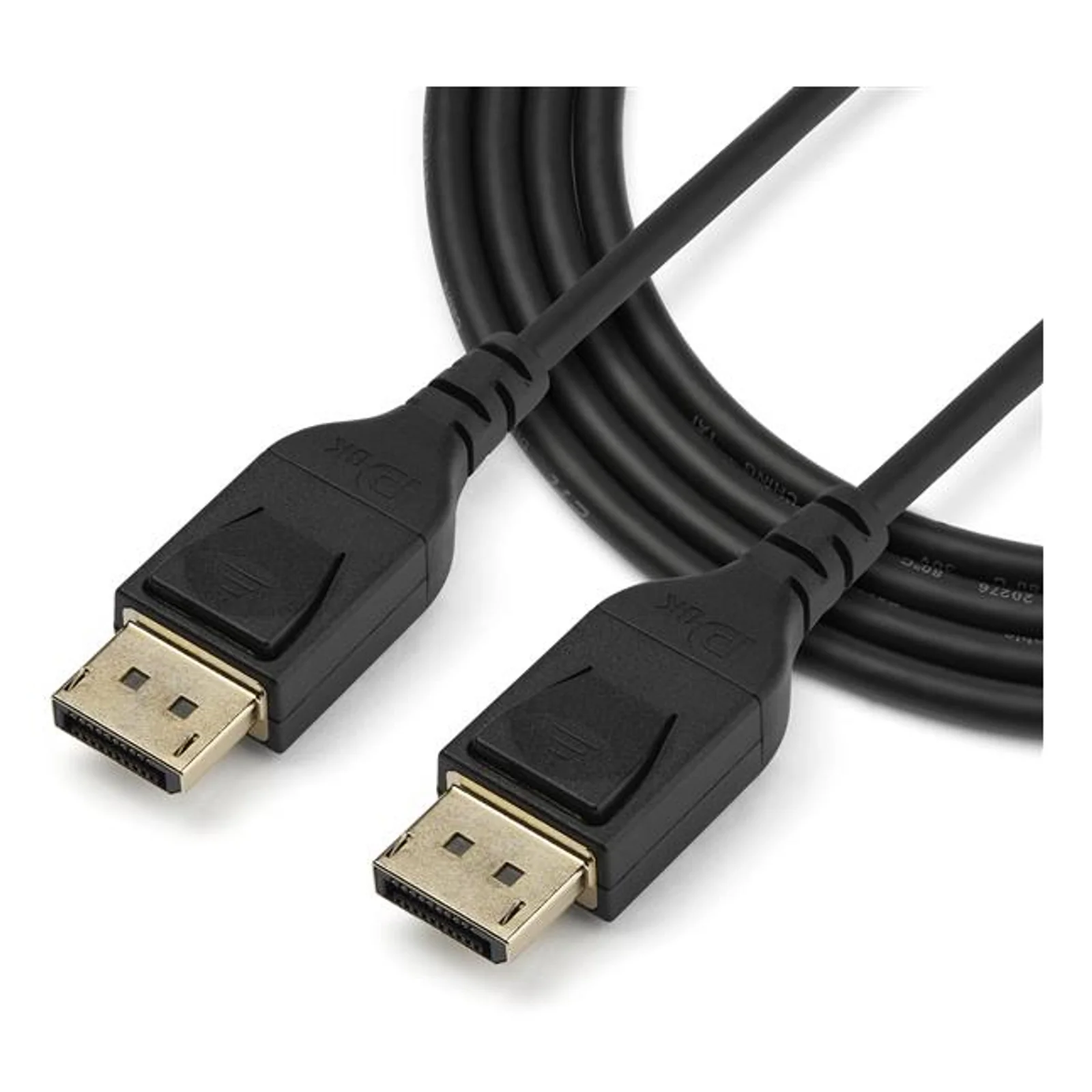 Vue d'ensemble du câble DisplayPort noir posé en boucle, deux connecteurs mâles dorés visibles
