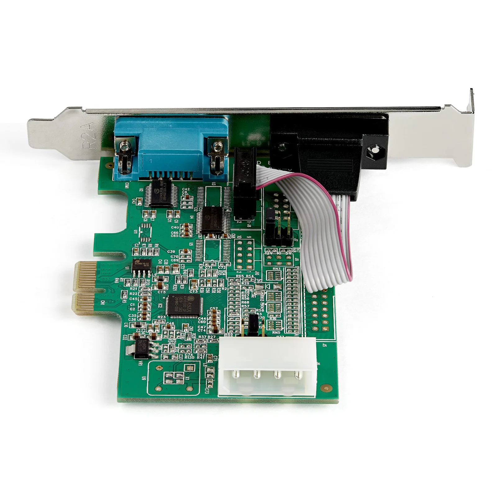 Vue de dessus de la carte PCIe verte avec puce contrôleur, nappe plate et connecteur DB9 bleu sur équerre