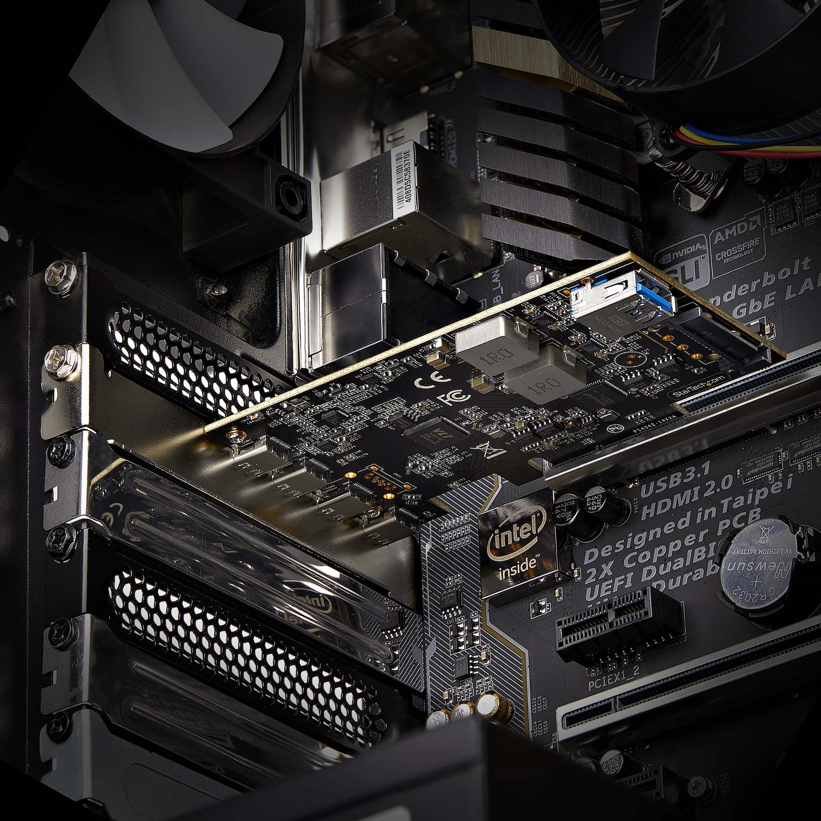 Carte PCIe installée dans un slot d'une carte mère de PC de bureau, vue intérieure du boîtier
