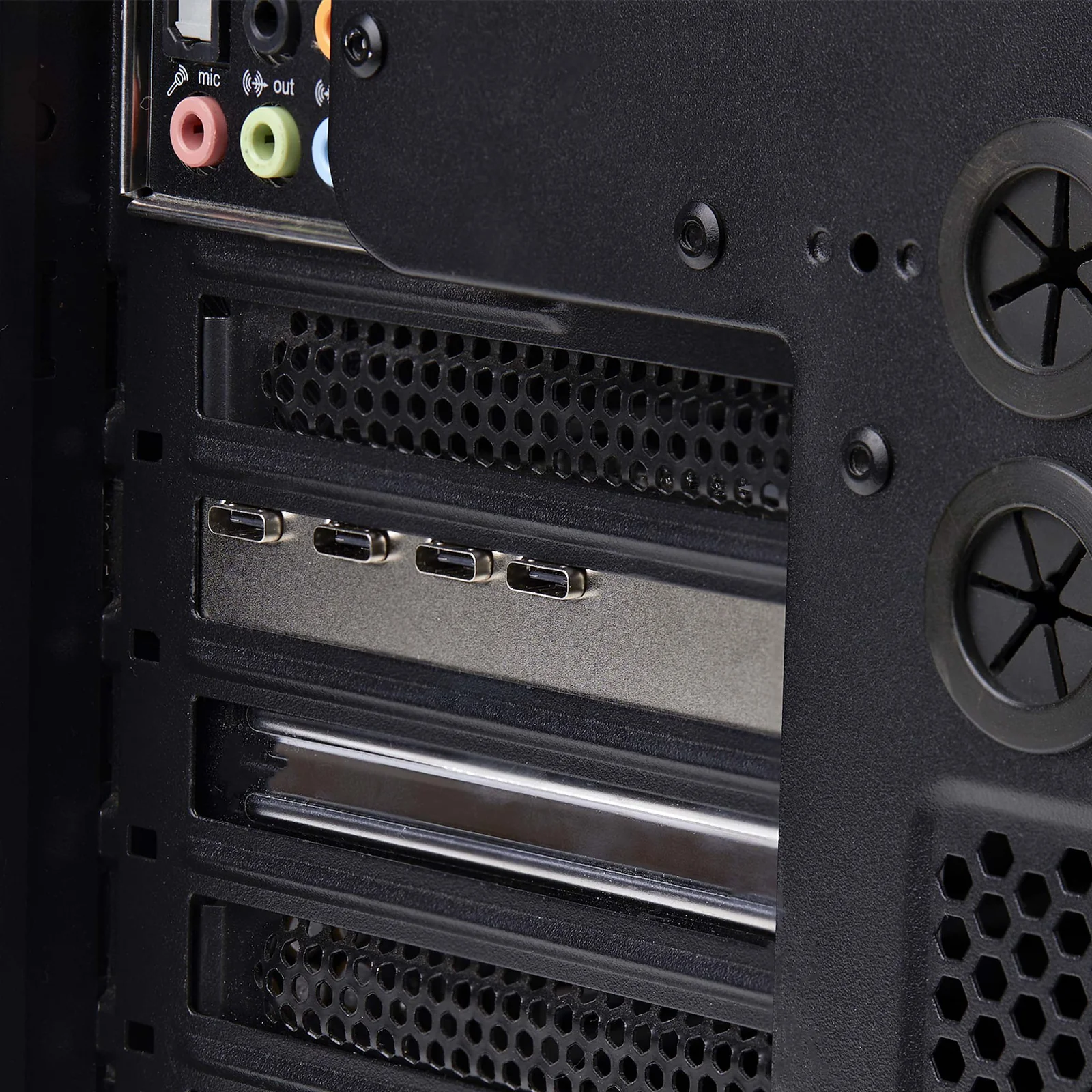 4 ports USB-C visibles à travers la découpe arrière d'un boîtier PC noir avec panneau IO audio