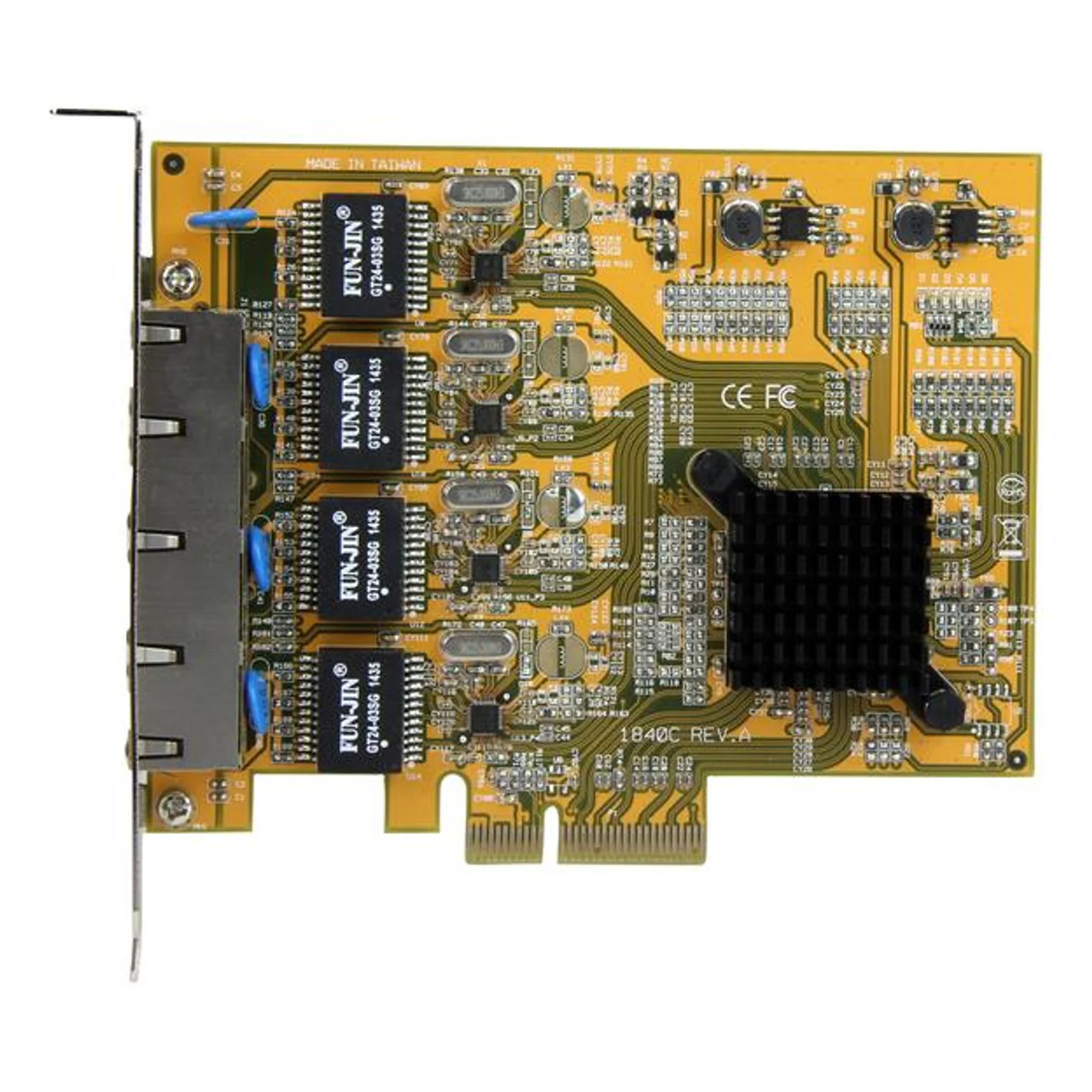 Vue de dessus de la carte réseau PCIe, circuit doré avec 4 contrôleurs et dissipateur thermique noir, équerre métallique à gauche