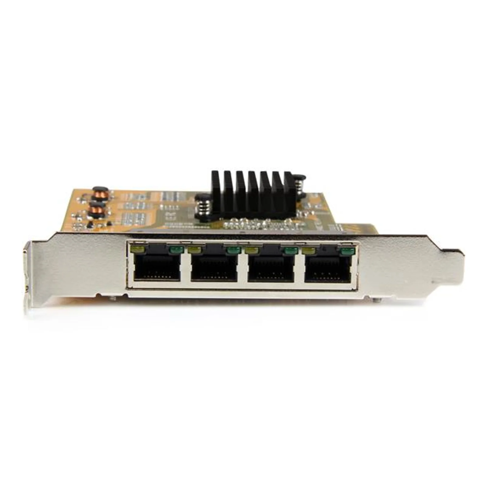 Vue frontale de l'équerre métallique de la carte réseau avec 4 ports RJ45 côte à côte et voyants verts, dissipateur thermique noir visible en arrière-plan