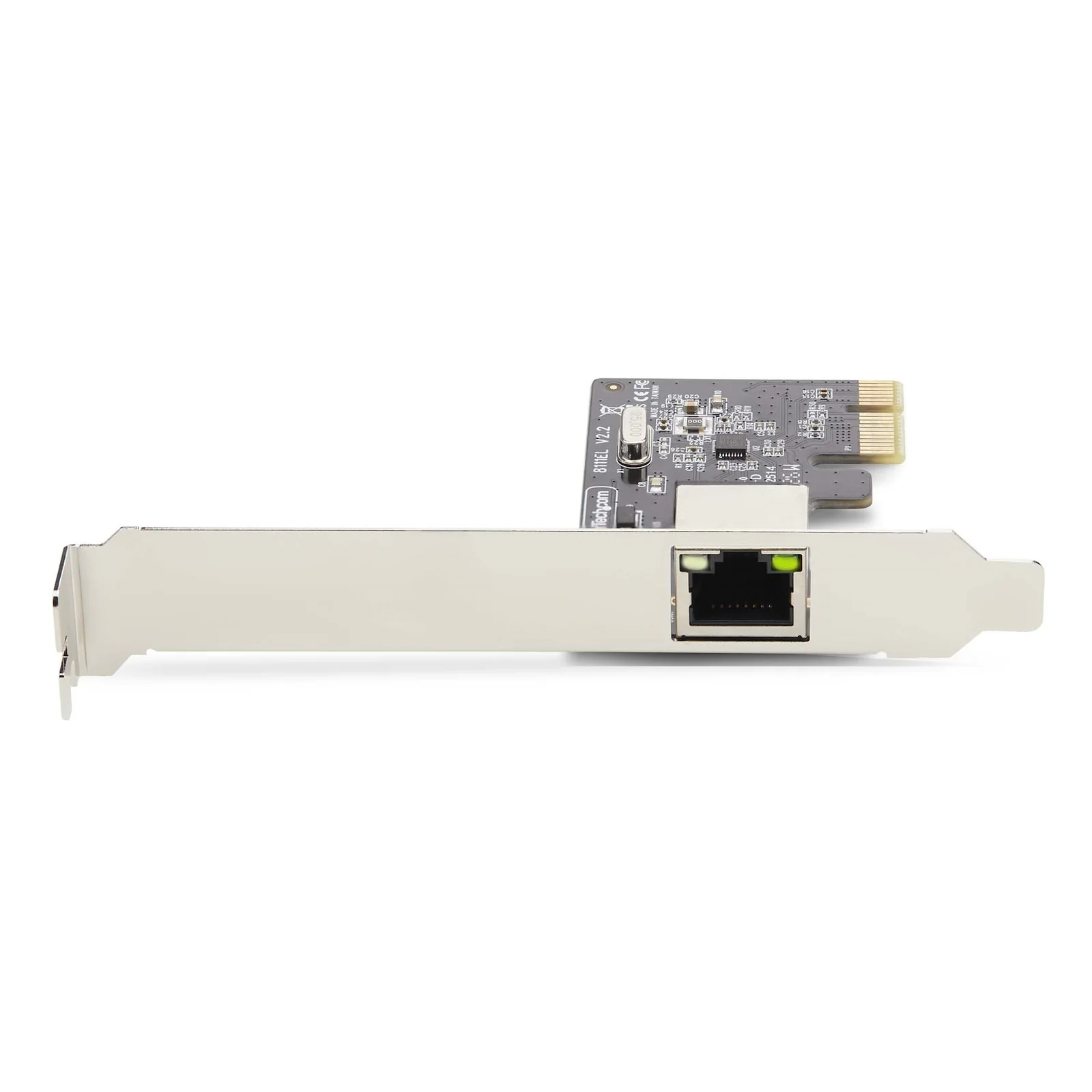 Vue de profil de la carte réseau PCIe, port RJ45 avec voyant vert allumé sur équerre argentée, connecteur PCIe à droite