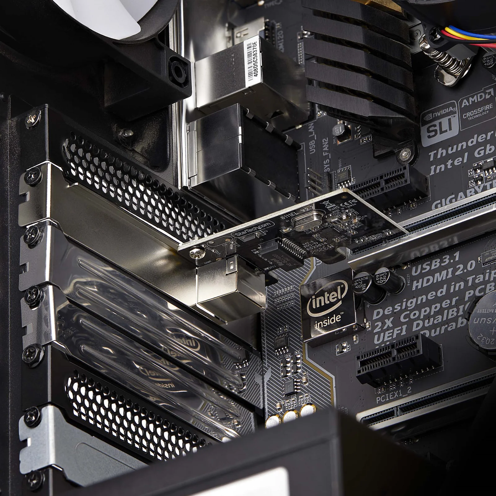 Carte réseau PCIe installée dans un slot de carte mère à l'intérieur d'un boîtier PC, vue intérieure du châssis