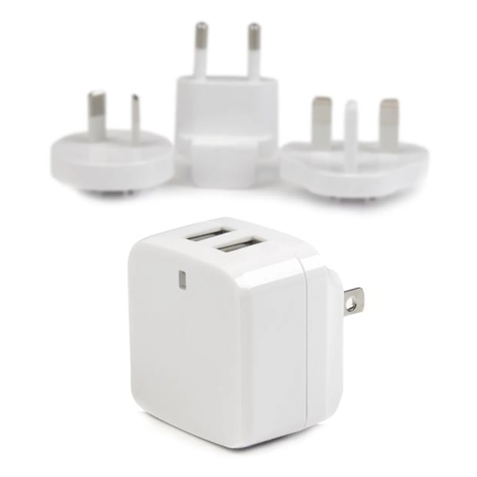 Chargeur USB2PACWH au premier plan avec prise US, adaptateurs secteur AU, EU et UK flous en arrière-plan