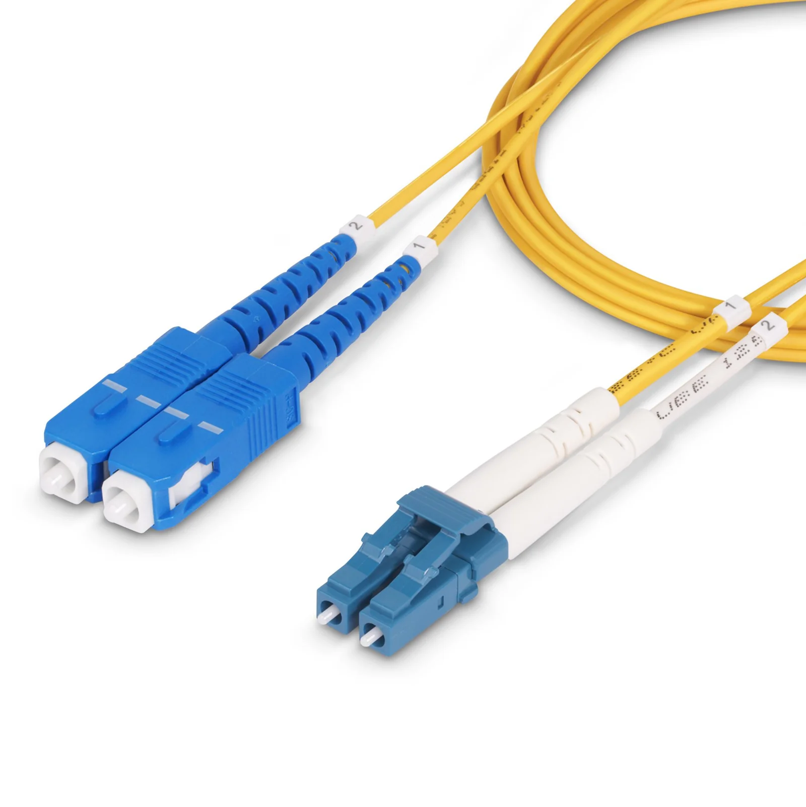 Vue d'ensemble du cordon fibre OS2 15 m en boucle, extrémité SC duplex bleu gauche et extrémité LC bleu droite, gaine LSZH jaune sur fond blanc