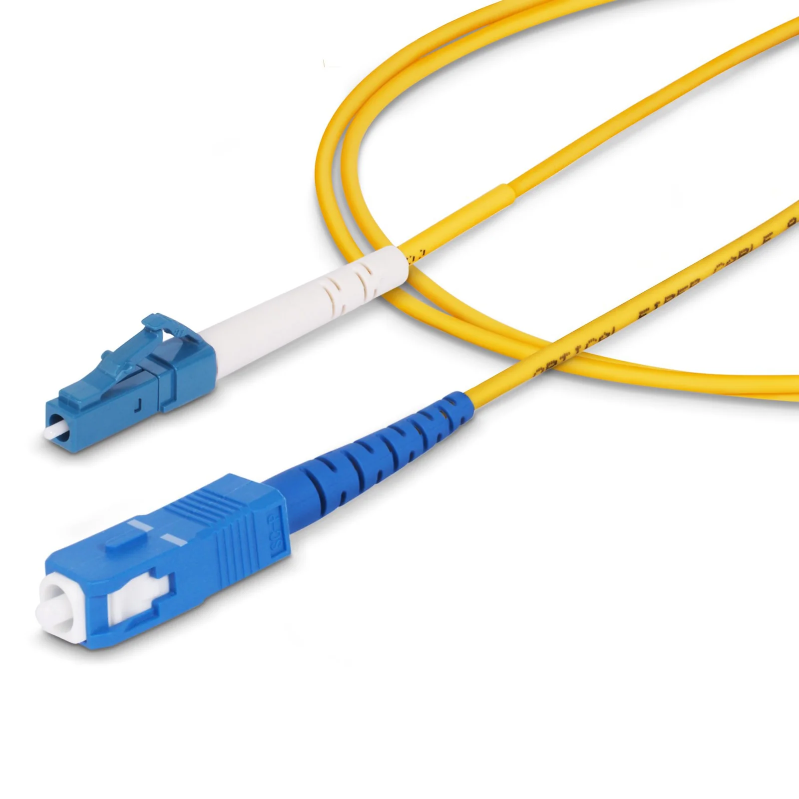 Vue d'ensemble du câble jaune posé en boucle, connecteur LC au premier plan et SC en arrière-plan, mention OPTICAL FIBER CABLE visible sur la gaine