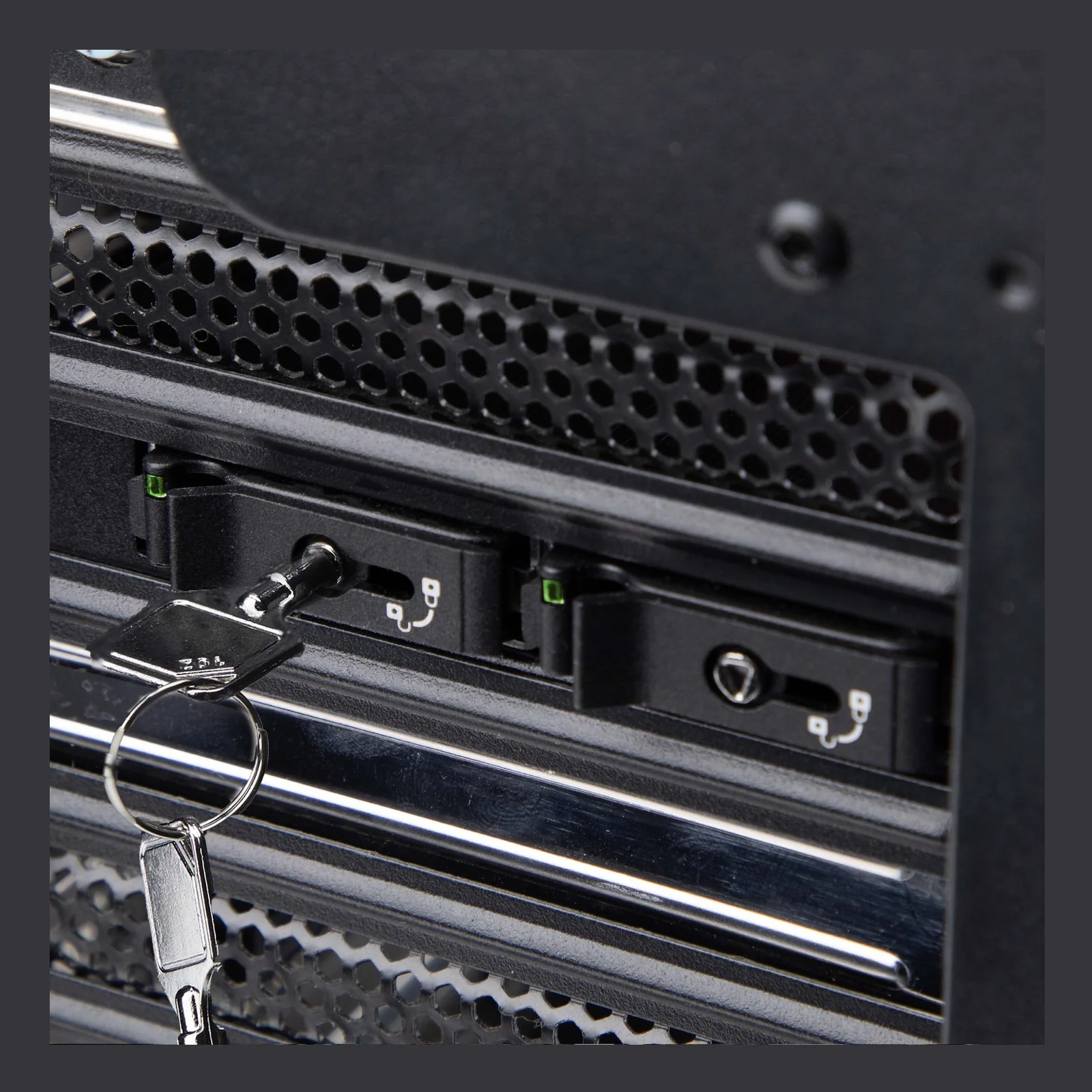 StarTech.com Double Baie M.2 NVMe SSD vers PCIe x8 avec Plateau Amovible, Bifurcation PCIe requise, Installation sans Outils, PCIe Backplane avec Deux Baies de Disques Hot-Swap