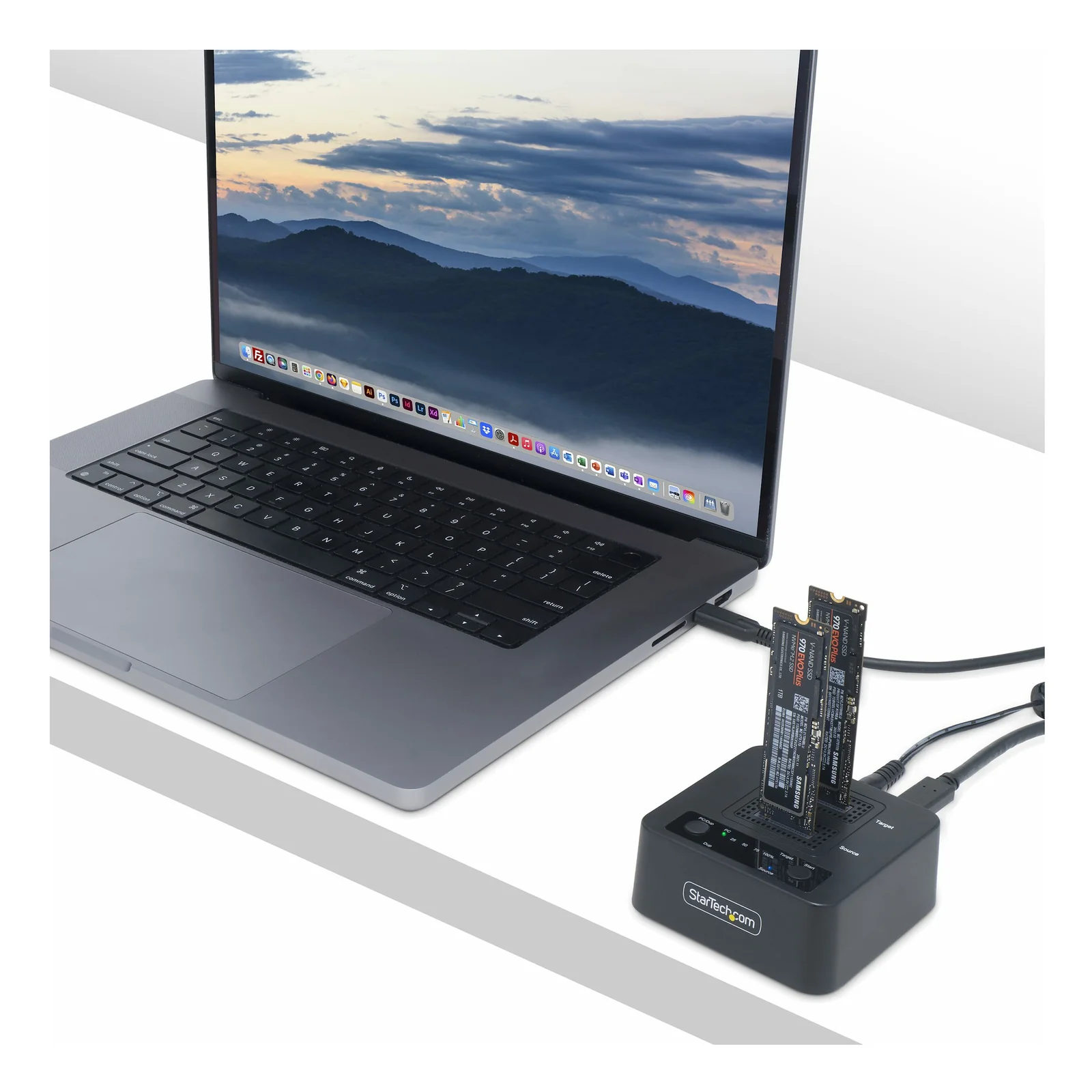 Station de duplication M.2 NVMe connectée par câble USB-C à un MacBook Pro, deux SSD insérés dans les baies Source et Target