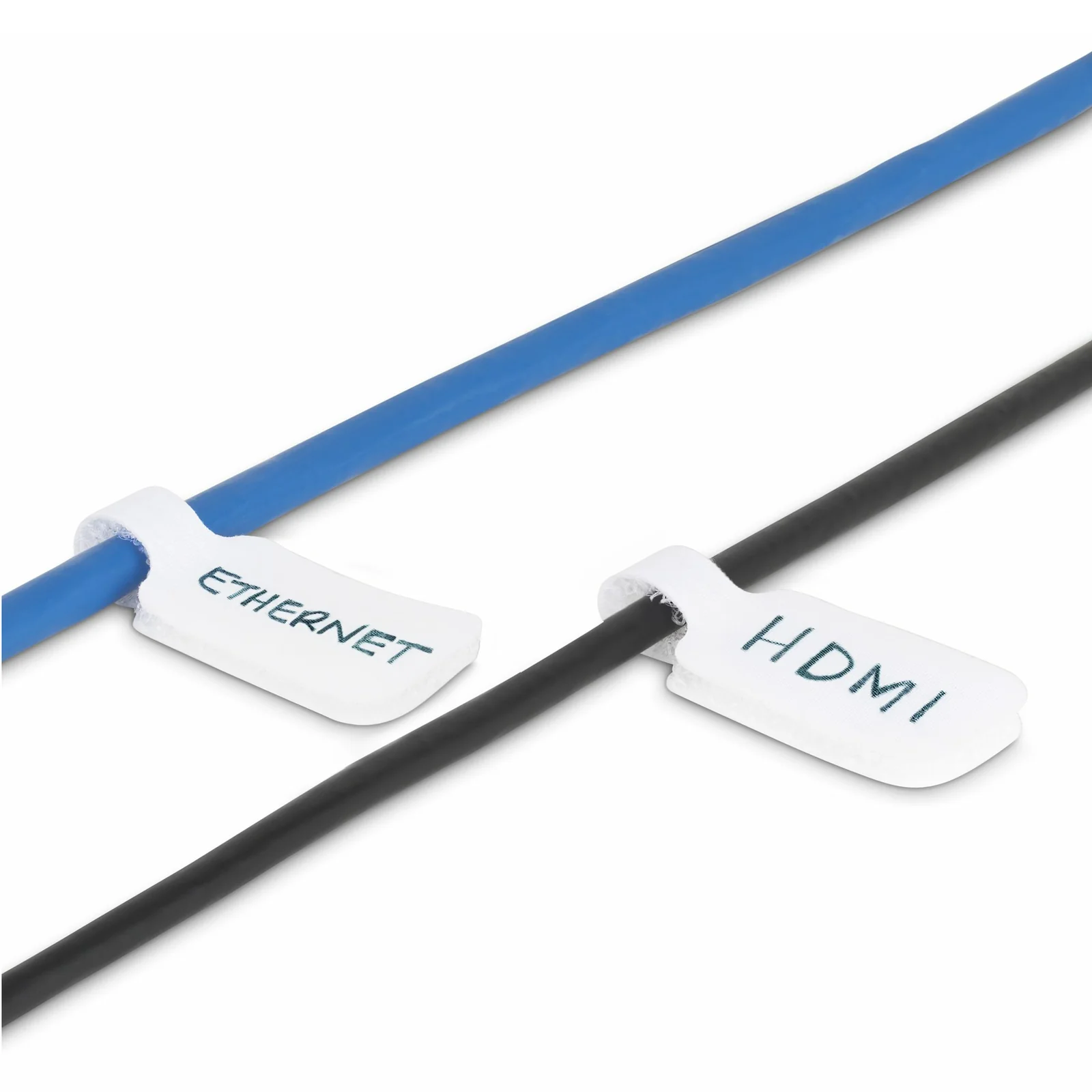 Deux étiquettes blanches pour câble fixées sur un câble Ethernet bleu et un câble noir, avec les inscriptions ETHERNET et HDMI