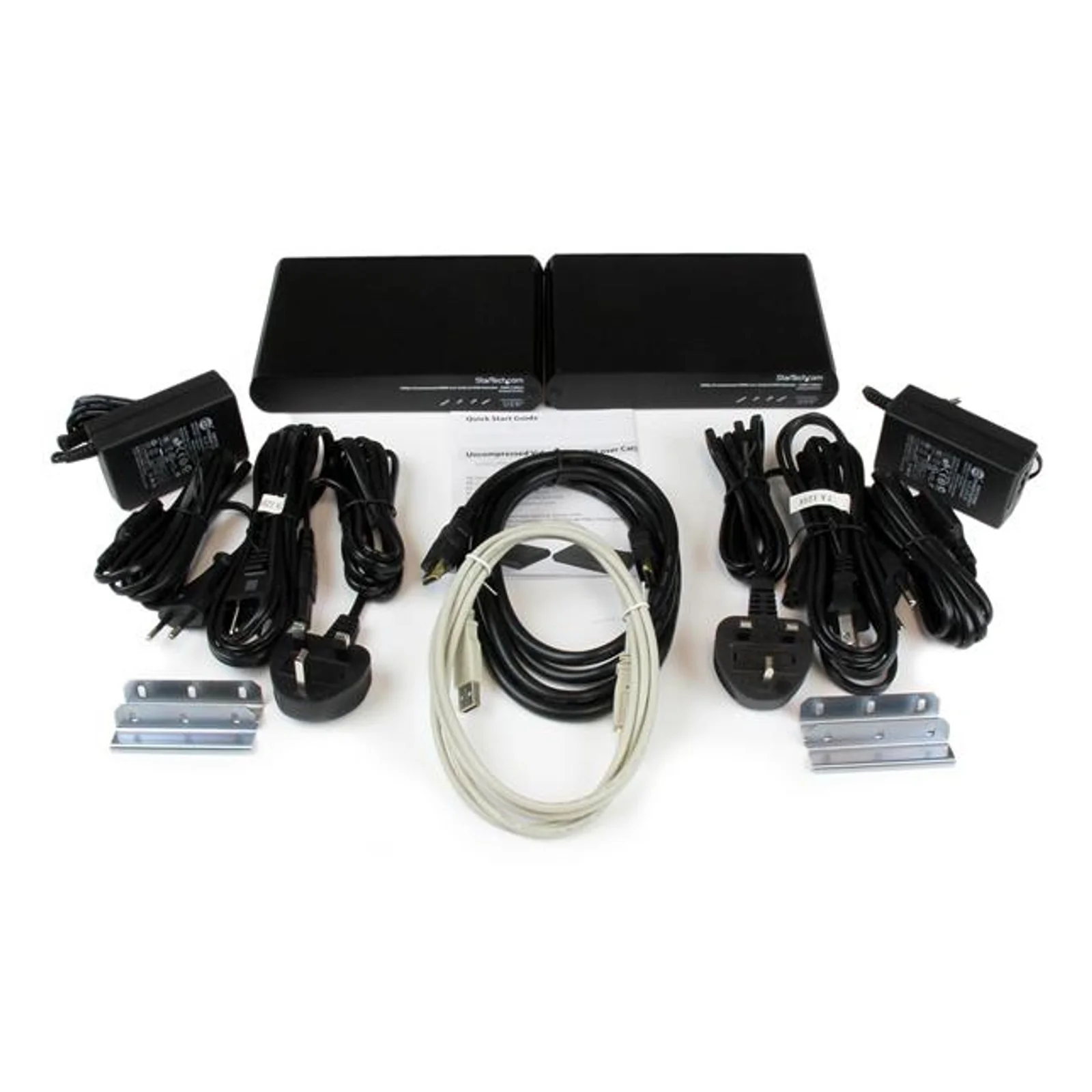 Contenu de la boîte avec les deux boîtiers, alimentations universelles, câble HDMI, câble USB, supports de montage rack et guide
