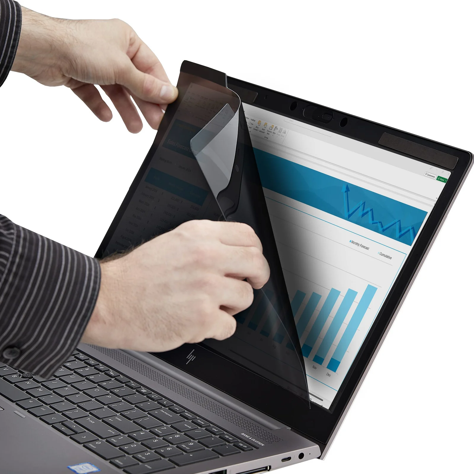 Deux mains retirant le filtre souple de l'écran d'un laptop, le panneau se décolle par le coin supérieur gauche
