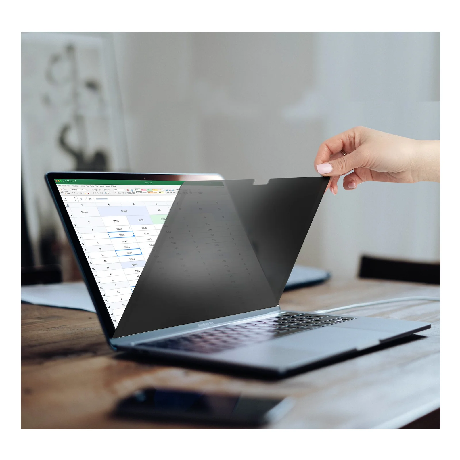 StarTech.com Filtre de Confidentialité Rabattable pour MacBook Pro 16" M1 M2 M3 M4, Protecteur d'Écran contre la Lumière Bleue, Double Face Anti-Reflets Mat ou Brillant, Écran de Confidentialité