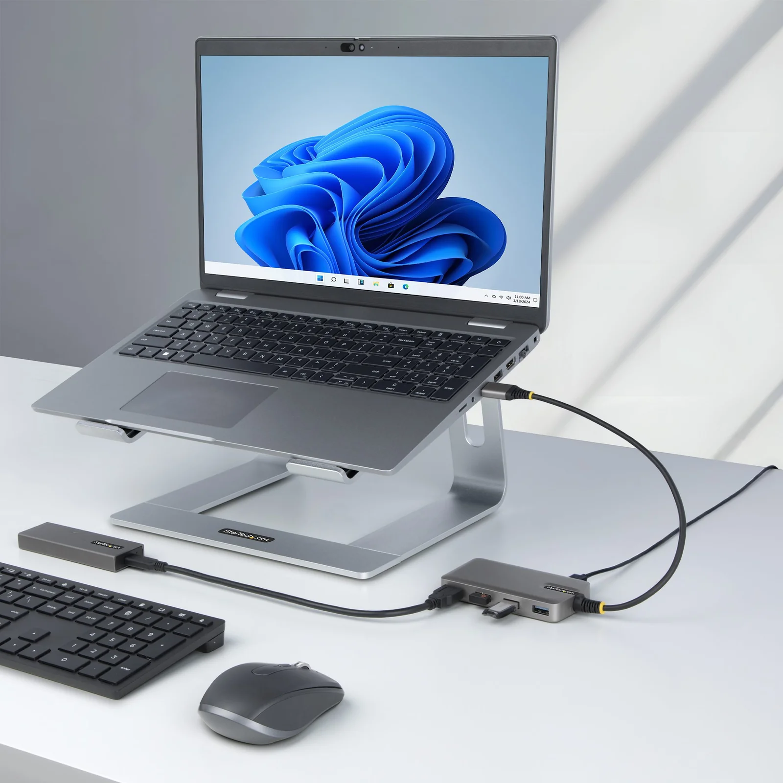StarTech.com Hub USB-A 4 Ports, 5 Gbps, Alimenté par Bus, Hub USB-A vers 4 Ports USB-A avec Entrée d'Alimentation Auxiliaire USBC, Câble Hôte de 30 cm, Hub USB Portable pour PC de Bureau/Portable