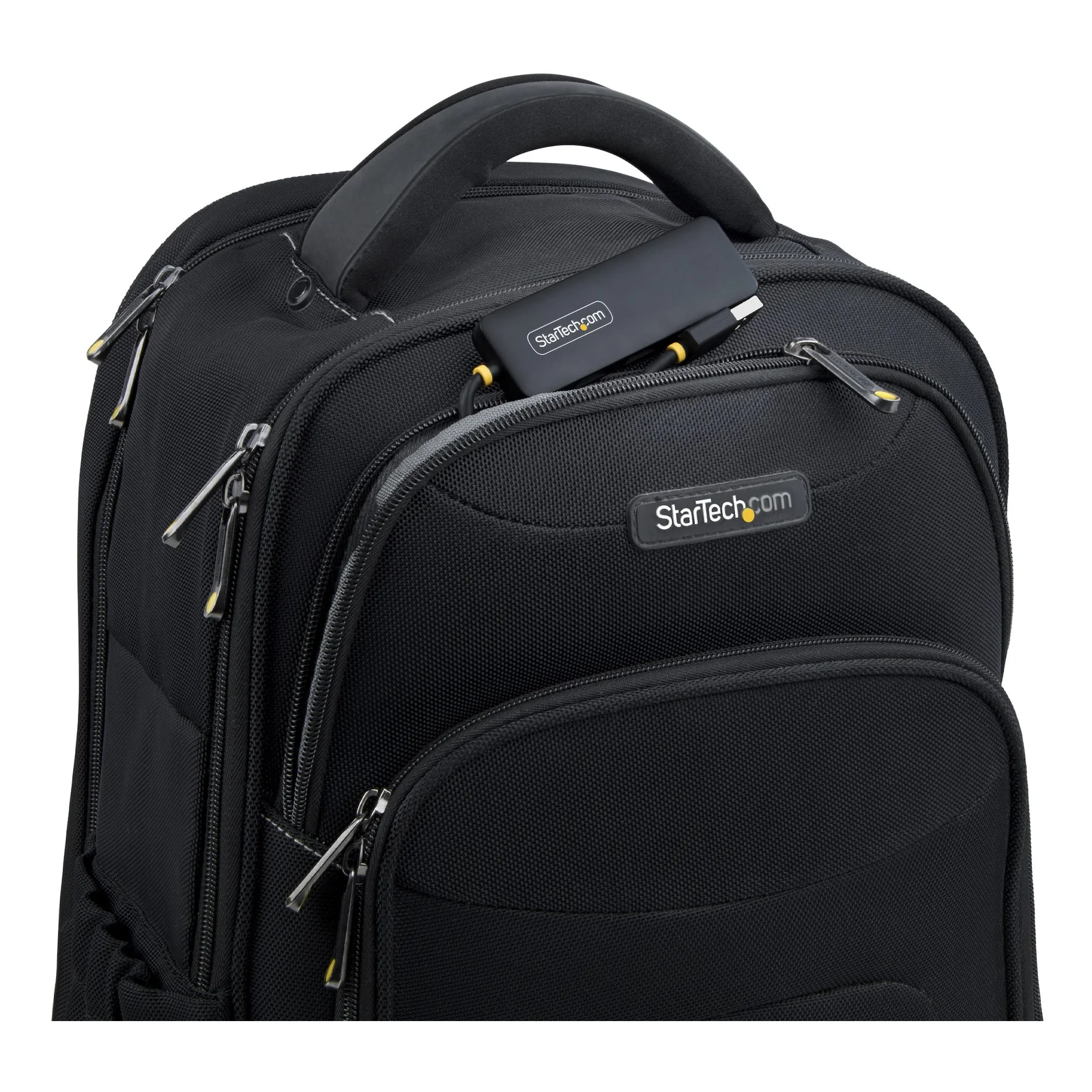 Hub USB-A 4 ports noir glissé dans la poignée d'un sac à dos noir, câble enroulé et maintenu par le clip intégré