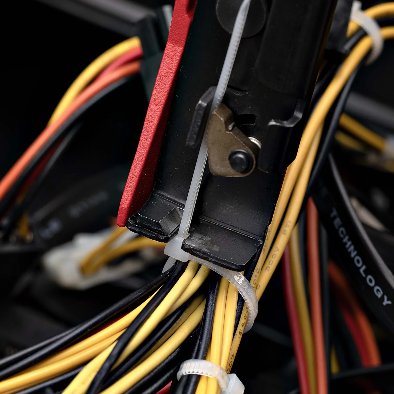StarTech.com Pistolet à Câble en Nylon, Outil de Coupe et d'Installation de Câbles à Fermeture Éclair, Tendeur de Liens, Fonctionne avec les Liens à Fermeture Éclair en Nylon de 2,4mm à 4,8mm, TAA