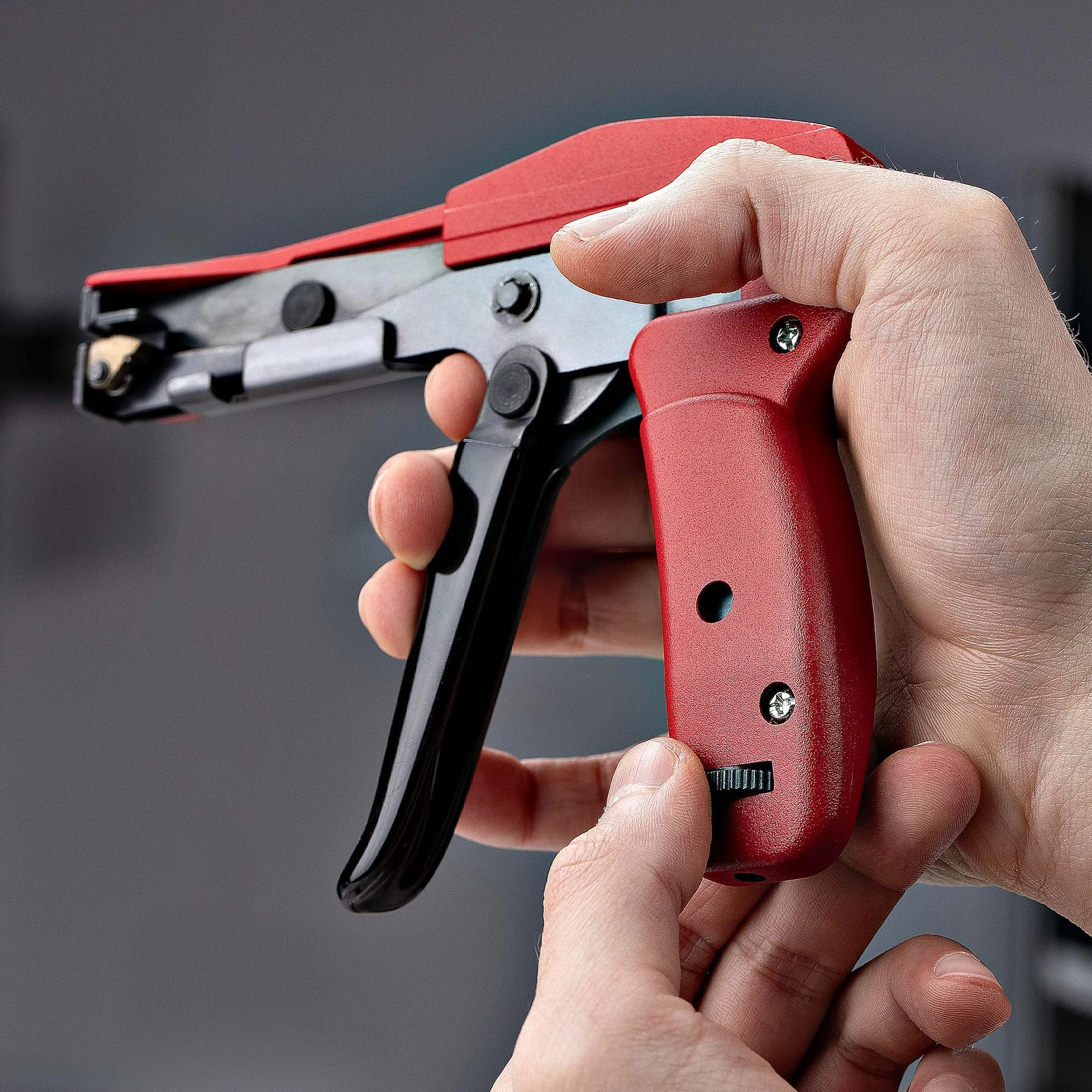 StarTech.com Pistolet à Câble en Nylon, Outil de Coupe et d'Installation de Câbles à Fermeture Éclair, Tendeur de Liens, Fonctionne avec les Liens à Fermeture Éclair en Nylon de 2,4mm à 4,8mm, TAA