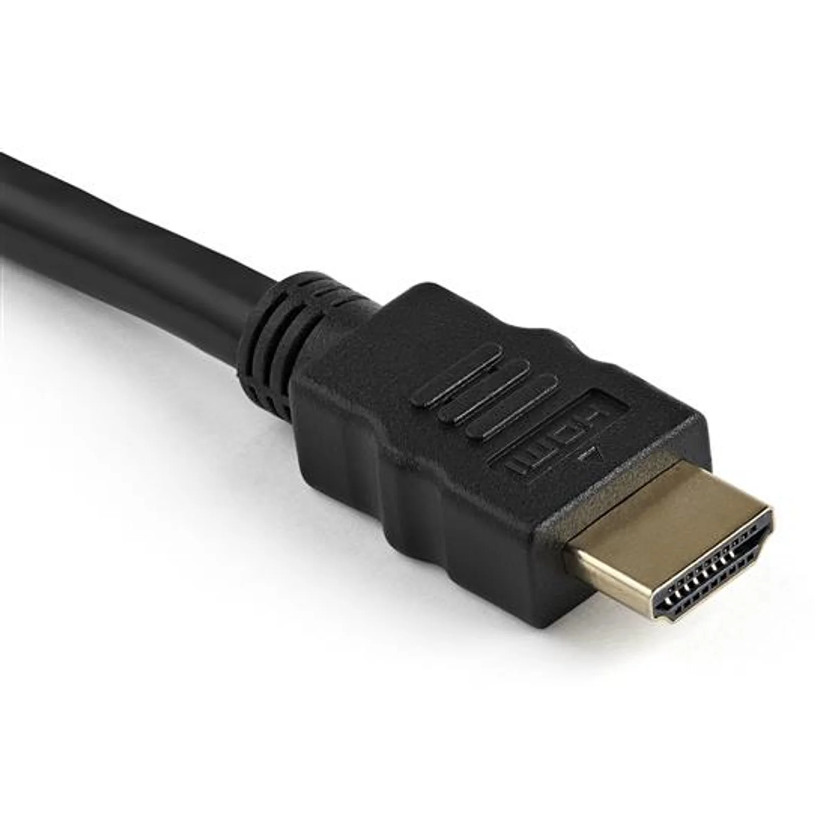 Gros plan sur un connecteur HDMI mâle à broches dorées sur câble noir