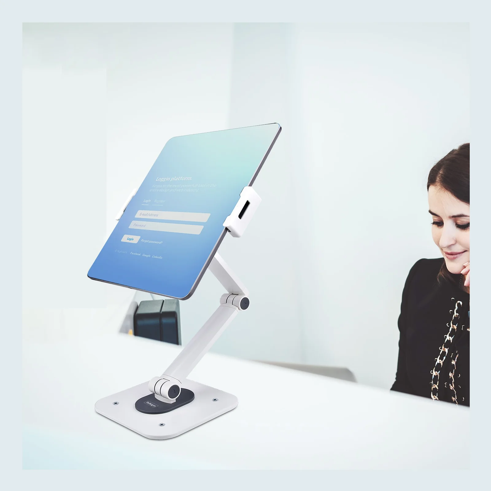 StarTech.com Support de Tablettes Réglable pour Bureau - Support Mural - Capacité 1kg - Support Universel Ergonomique et Articulé pour Tablettes - Support Tablette sur Pied Pivotant/Rotatif