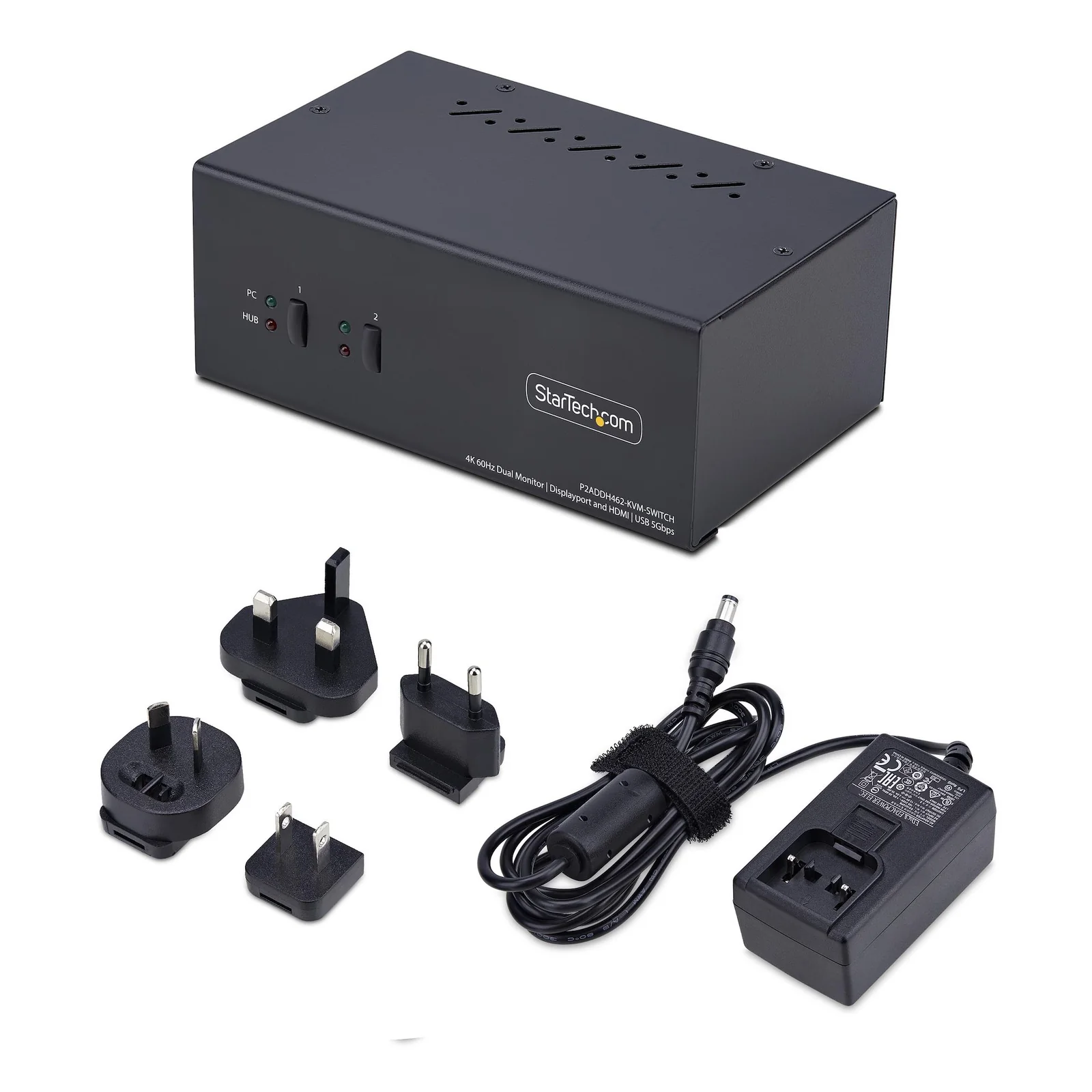 Switch KVM posé devant son alimentation universelle avec 4 adaptateurs de prises EU, UK, US et AU