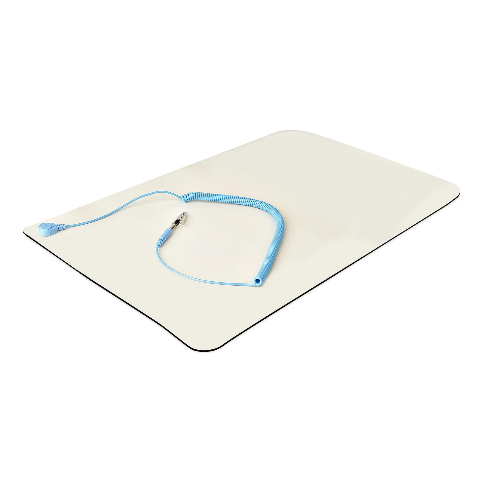Tapis ESD StarTech.com déplié surface beige, câble de mise à la terre spiralé et pince posés dessus