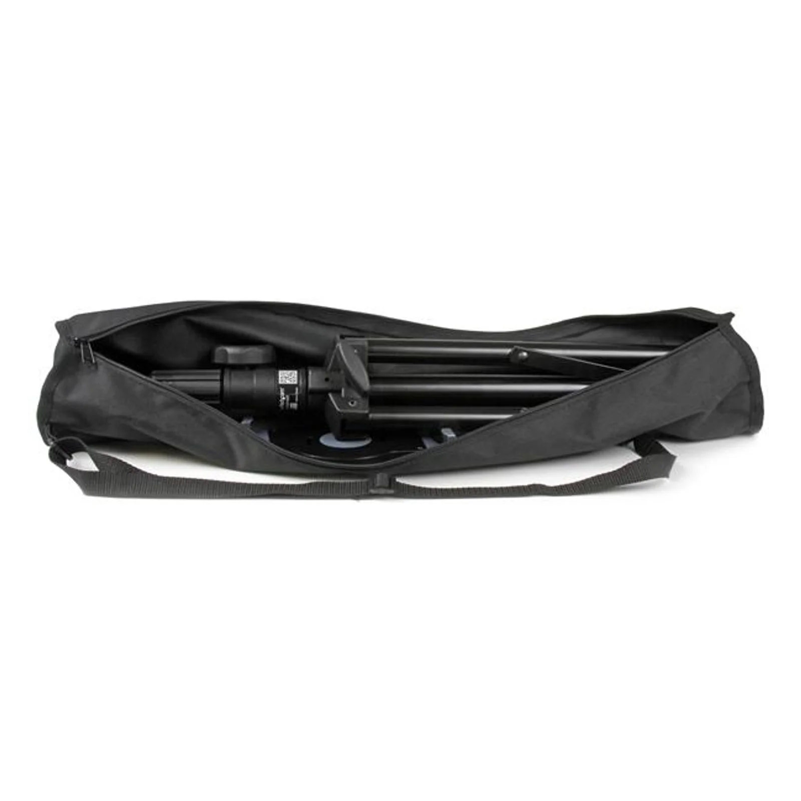 Trépied replié rangé dans sa pochette de transport noire zippée avec bandoulière, ouverture zippée sur le dessus révélant le matériel à l'intérieur
