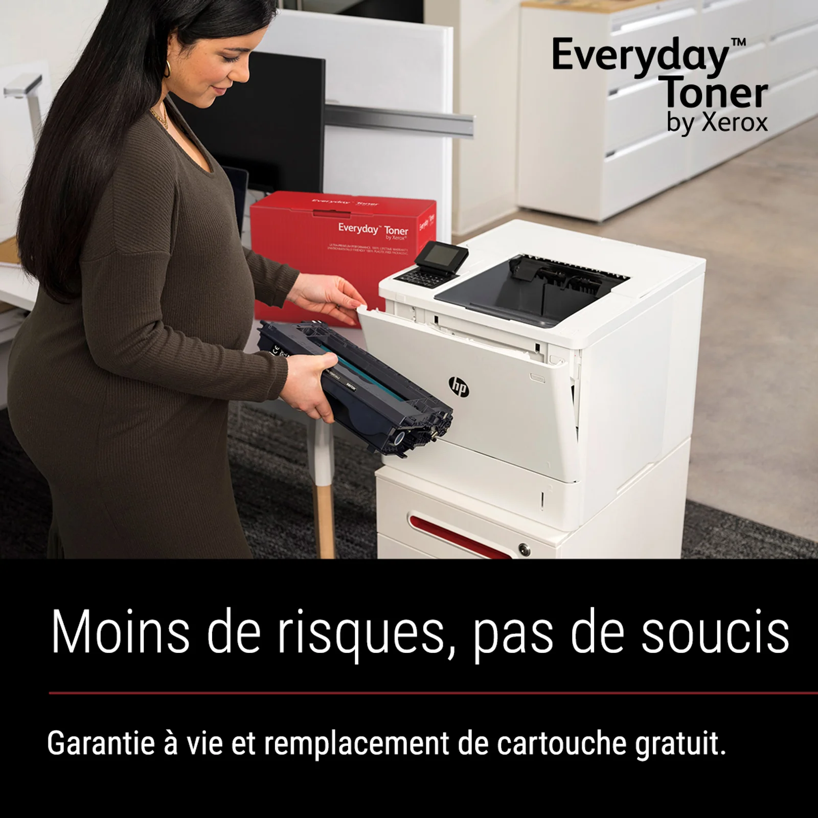 Bannière Xerox Everyday Toner, femme chargeant cartouche dans imprimante HP, texte Moins de risques garantie à vie