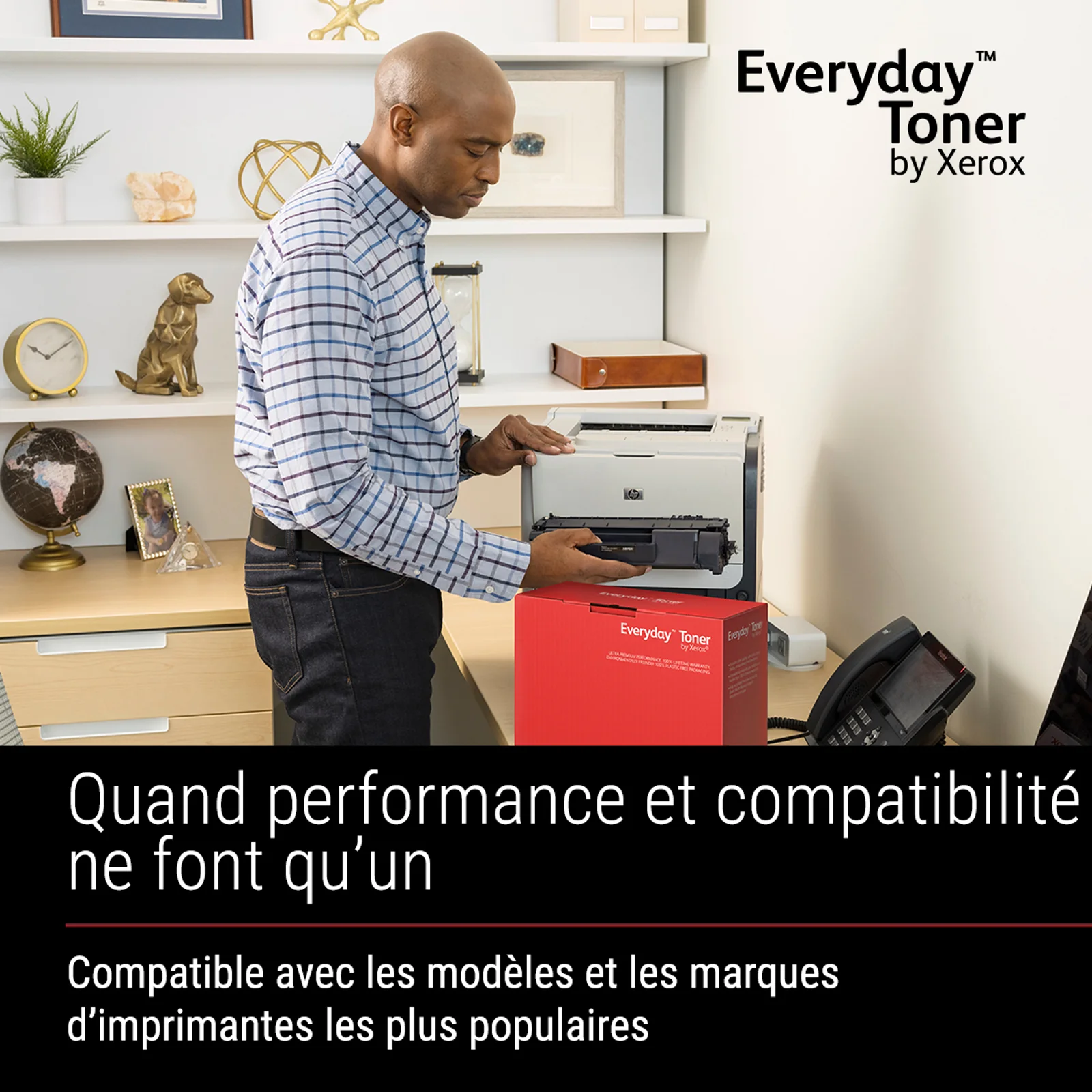 Bannière Xerox Everyday Toner, homme insérant une cartouche dans une imprimante, texte performance et compatibilité
