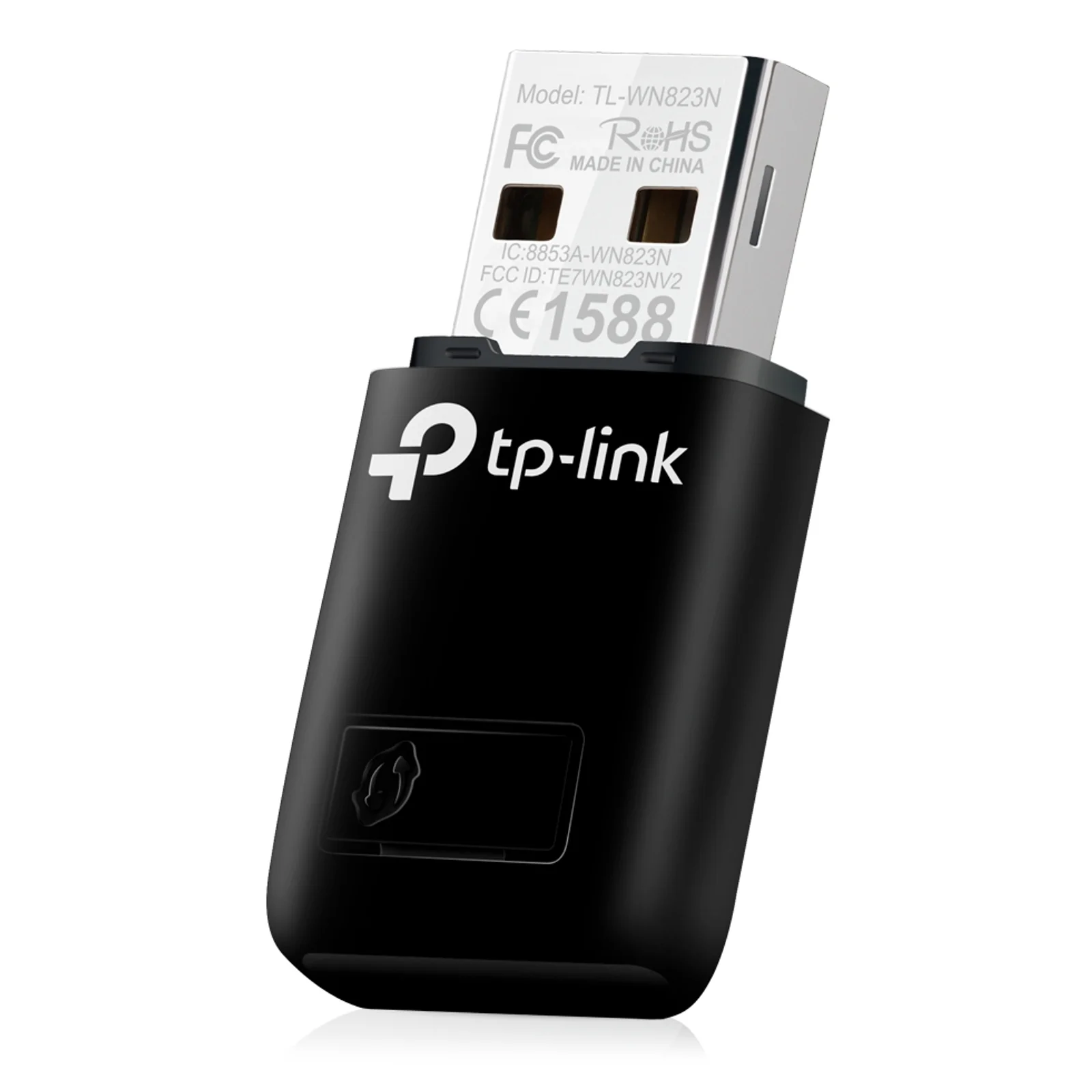 Vue trois quarts de l'adaptateur TL-WN823N montrant le connecteur USB argenté avec les marquages modèle, FCC, RoHS et numéro CE