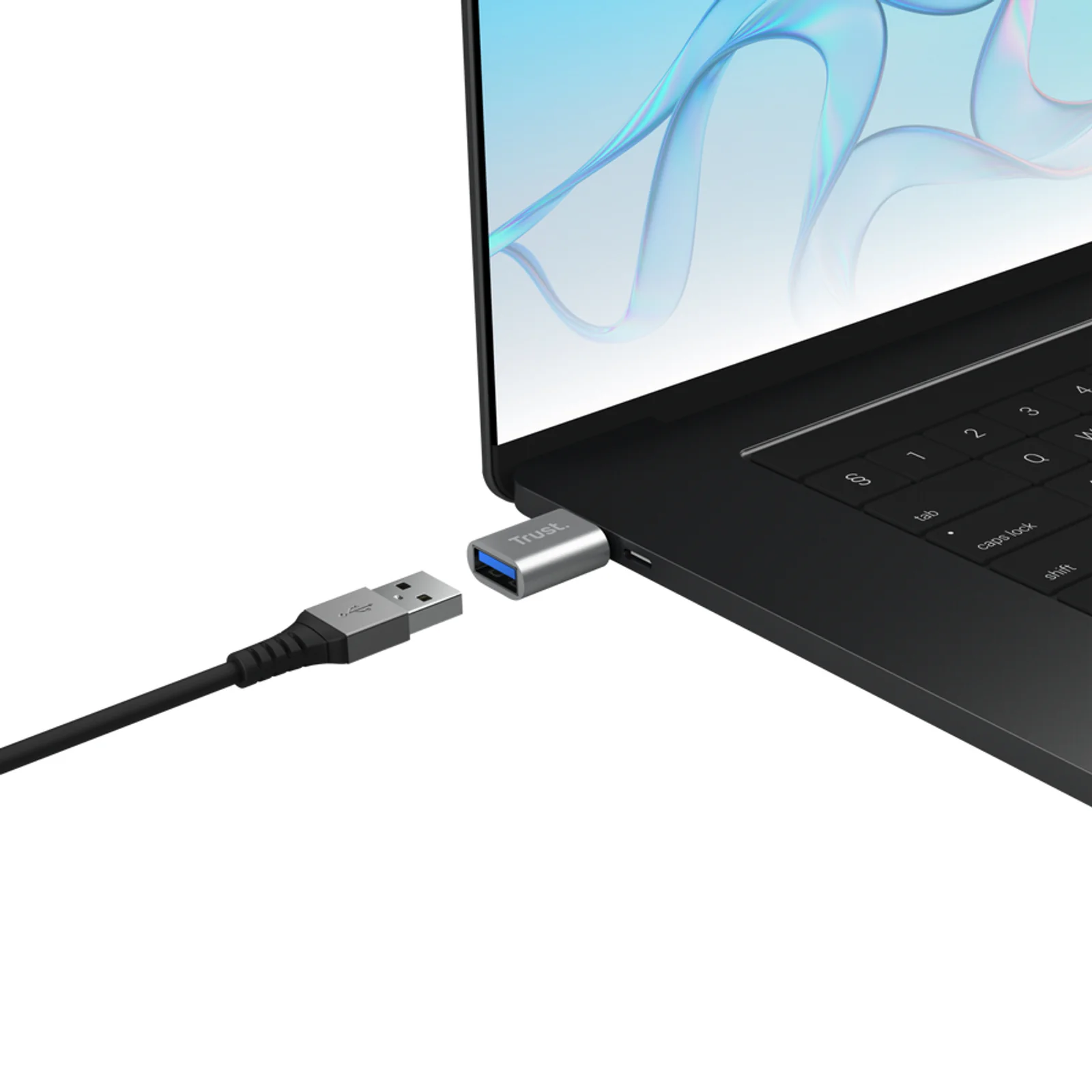 Adaptateur Trust 26221 branché sur port USB-A d'un ordinateur portable