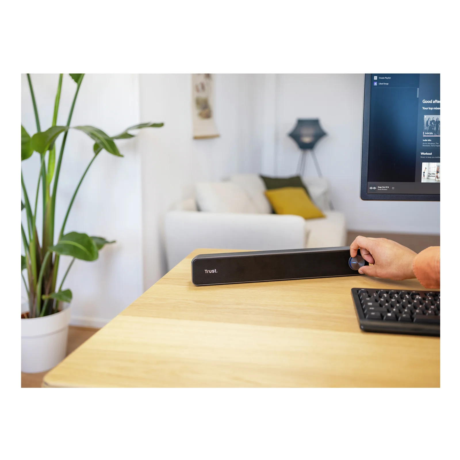 Soundbar Trust Arys noire sur bureau bois, écran PC et clavier visibles en arrière-plan