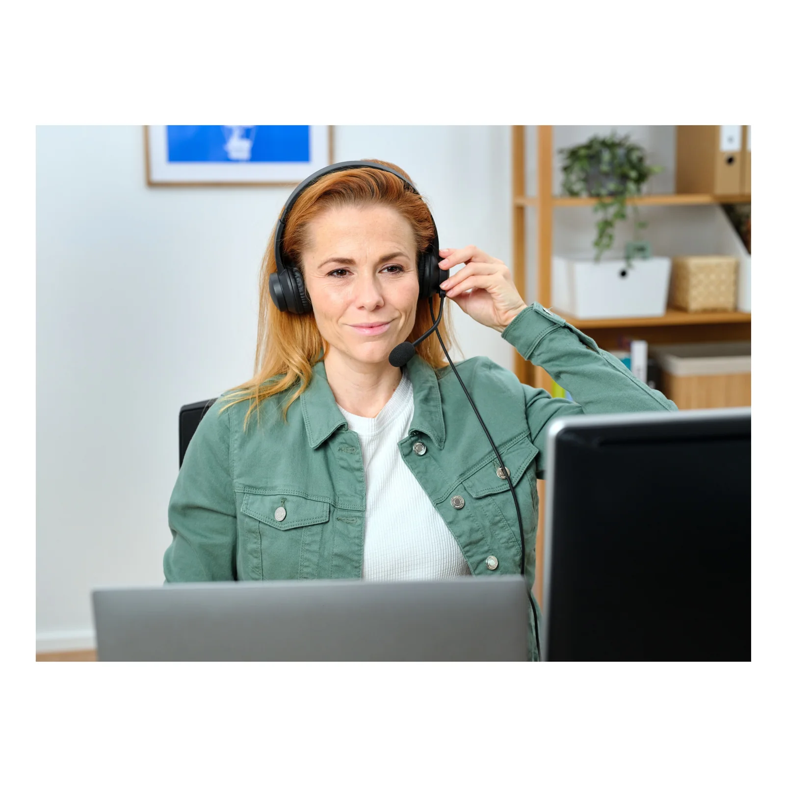 Femme en télétravail portant le casque Trust Ayda, assise devant un ordinateur portable