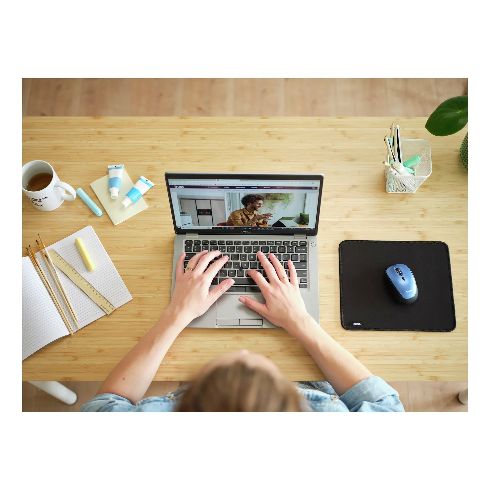 Vue de dessus d'un poste de travail, ordinateur portable et tapis Trust Boye sur bureau bois