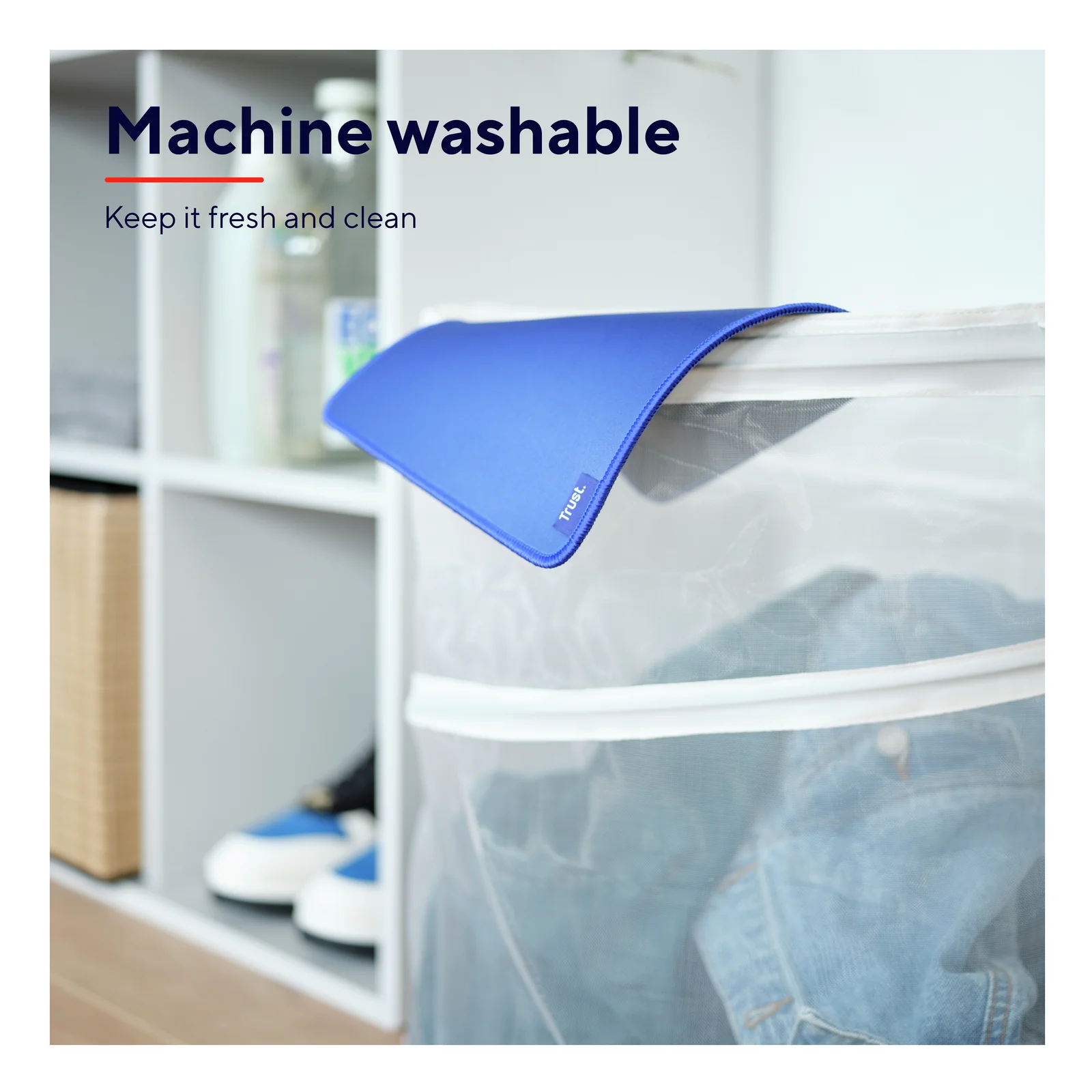 Tapis Trust Boye bleu marine glissé dans un filet de lavage blanc