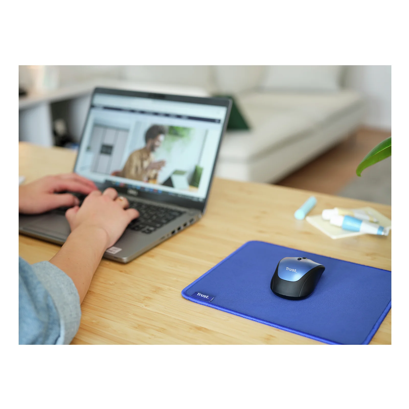 Mains utilisateur sur clavier et souris sur tapis Trust Boye bleu, vue rapprochée
