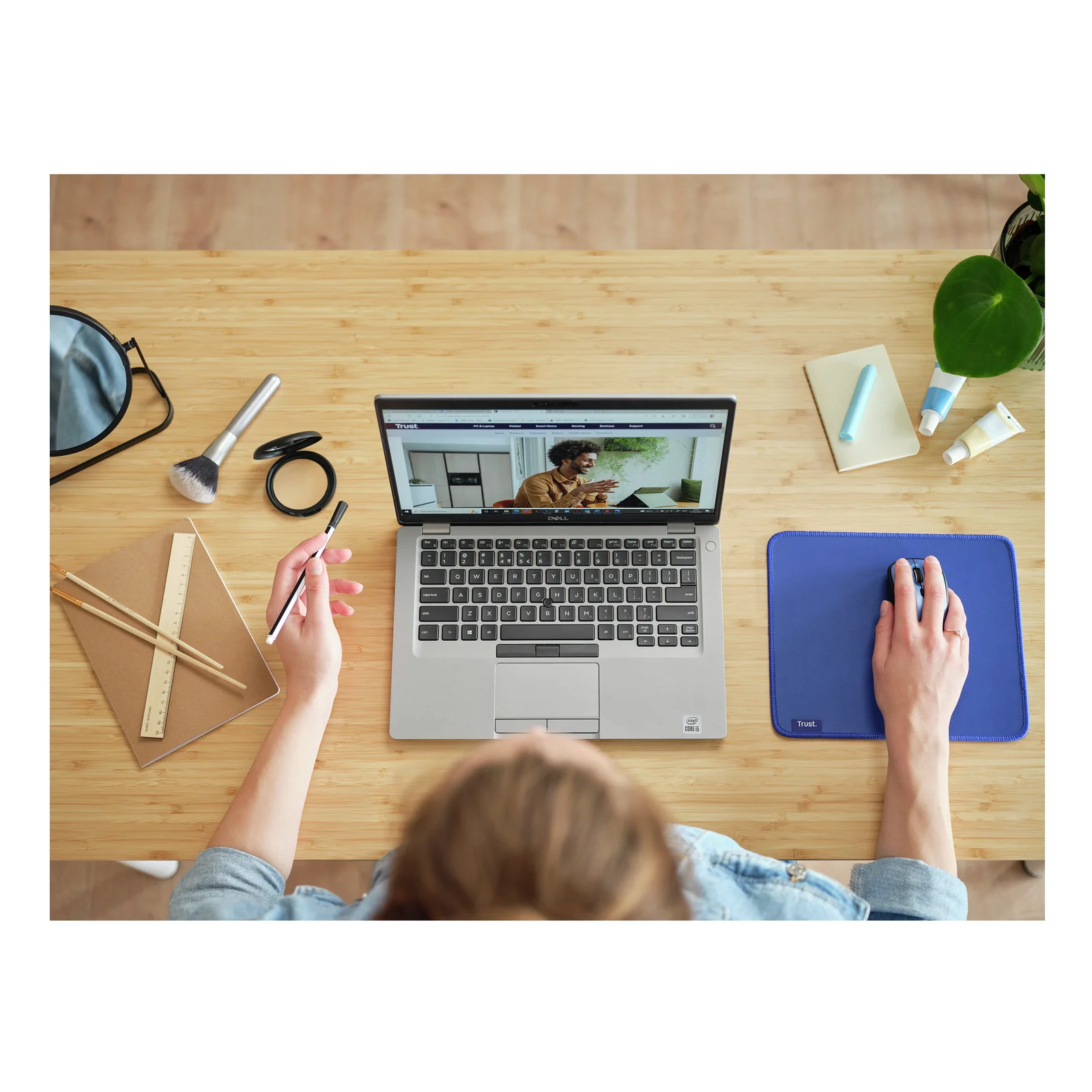 Vue aérienne bureau avec laptop, tapis de souris Trust Boye bleu et accessoires