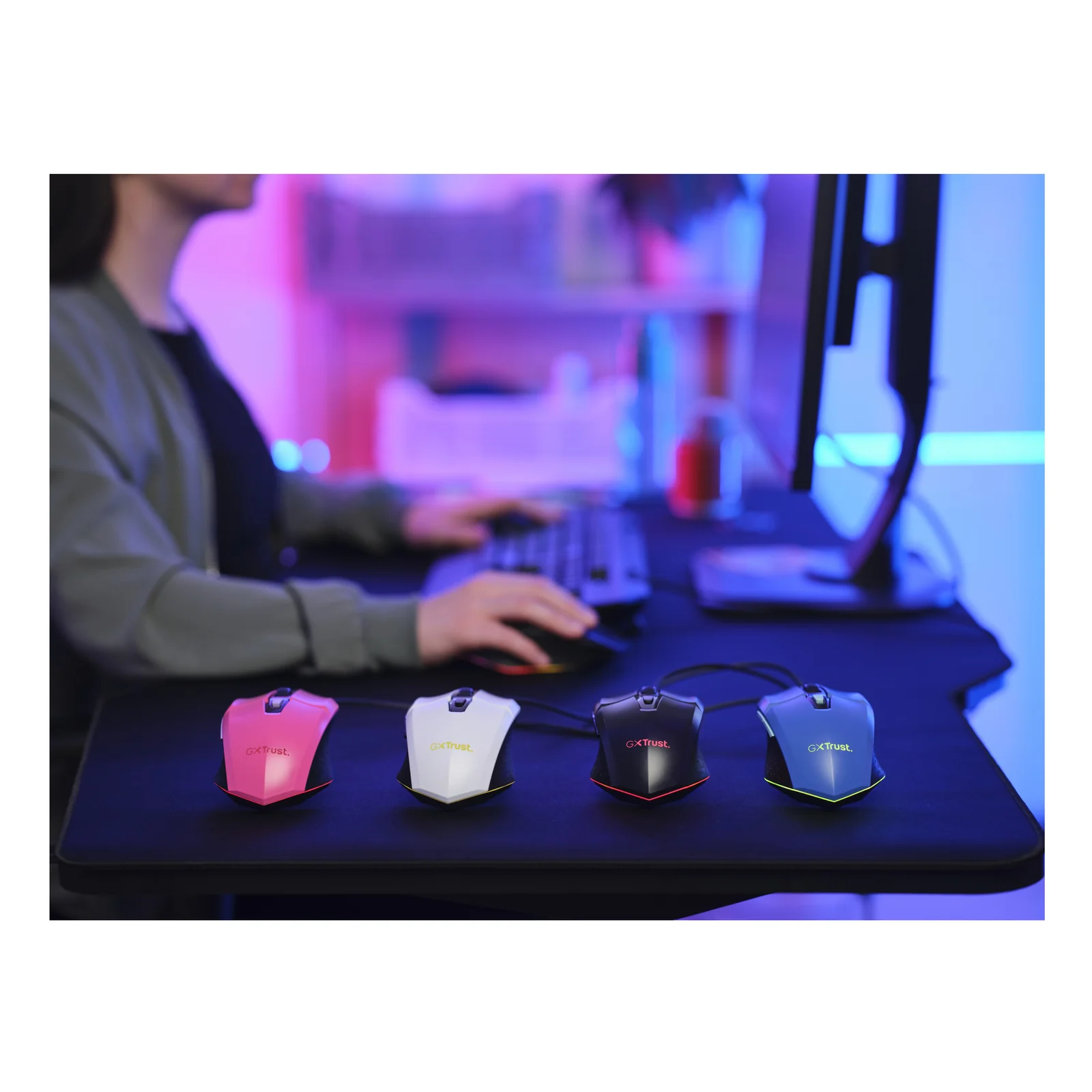 Quatre souris Trust Felox côte à côte en coloris rose, blanc, bleu et noir sur un bureau
