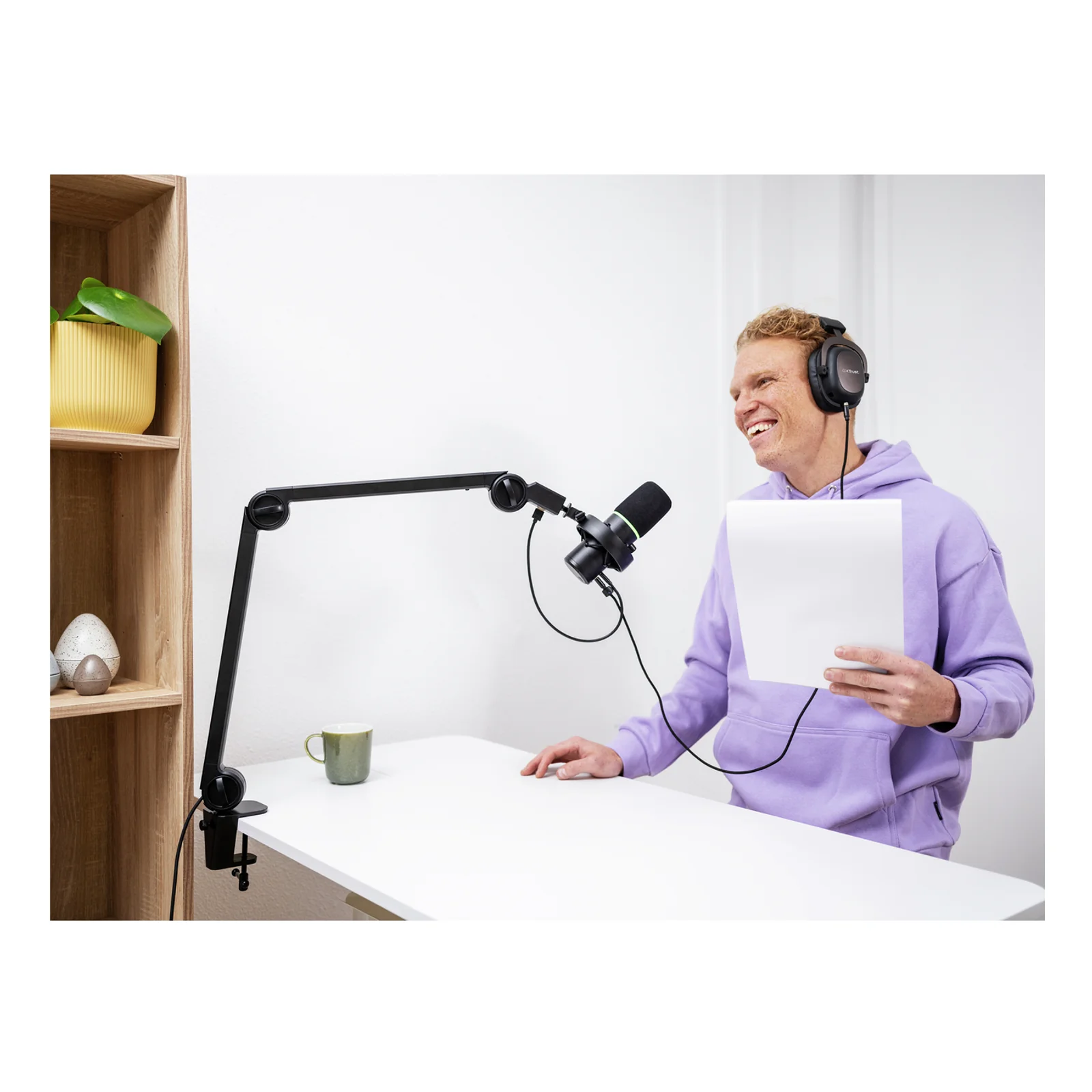 Femme en sweat blanc utilisant le micro Trust GXT 255+ Onyx, casque sur les oreilles