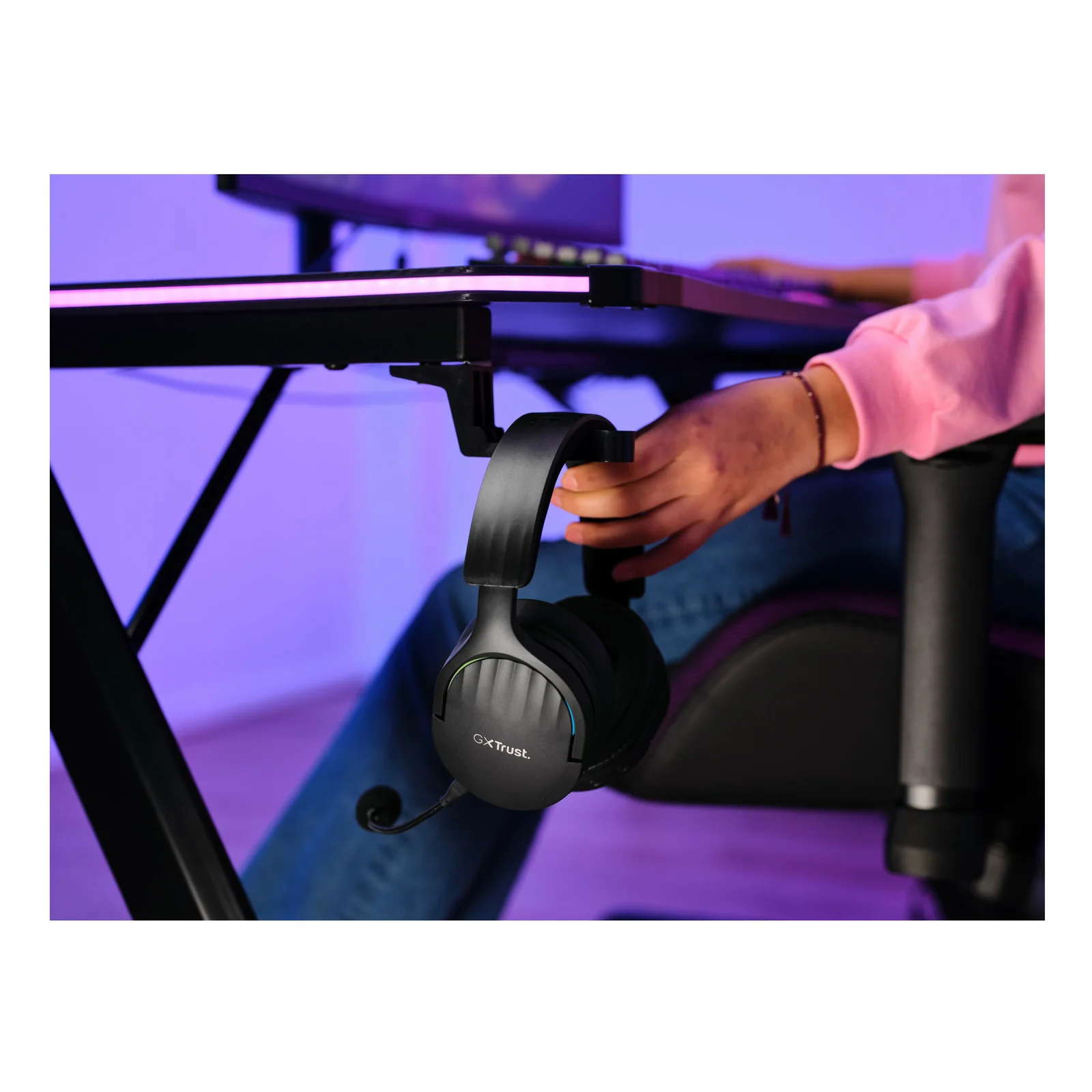 Trust GXT 491 Fayzo suspendu sous un bureau via un support