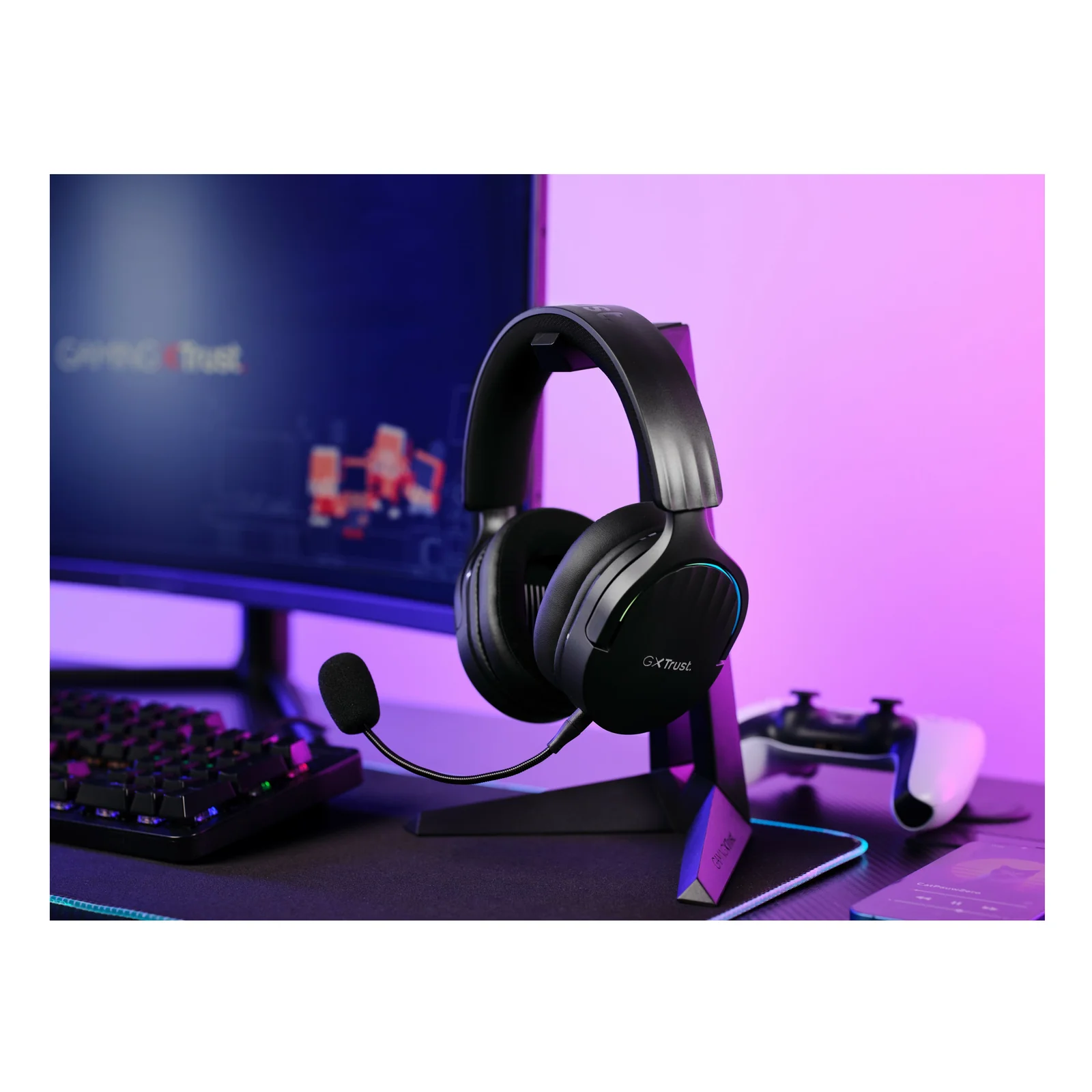 Trust GXT 491 Fayzo posé sur un bureau gaming, moniteur et périphériques visibles
