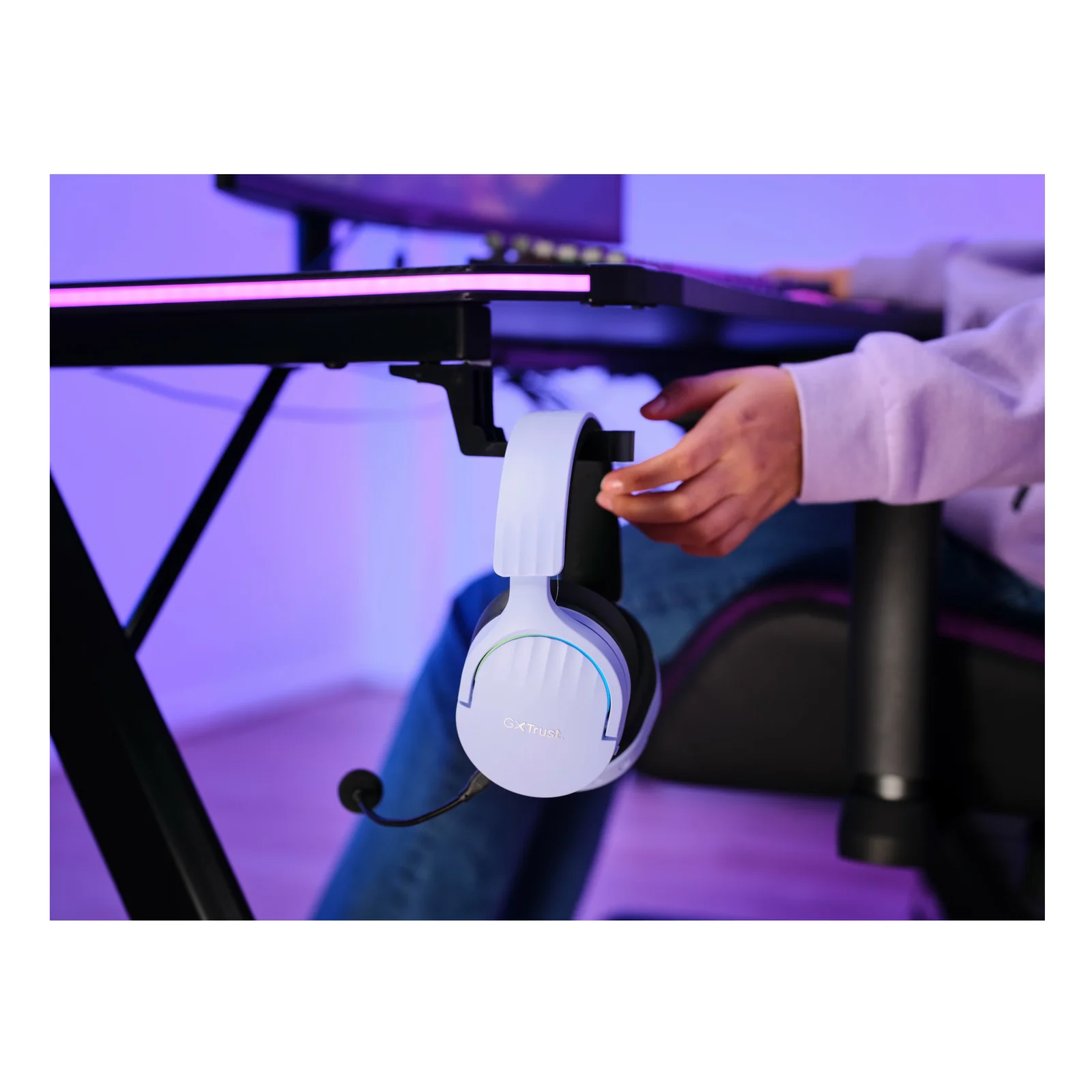 Casque Trust GXT 491P FAYZO blanc suspendu au bord d'un bureau gaming