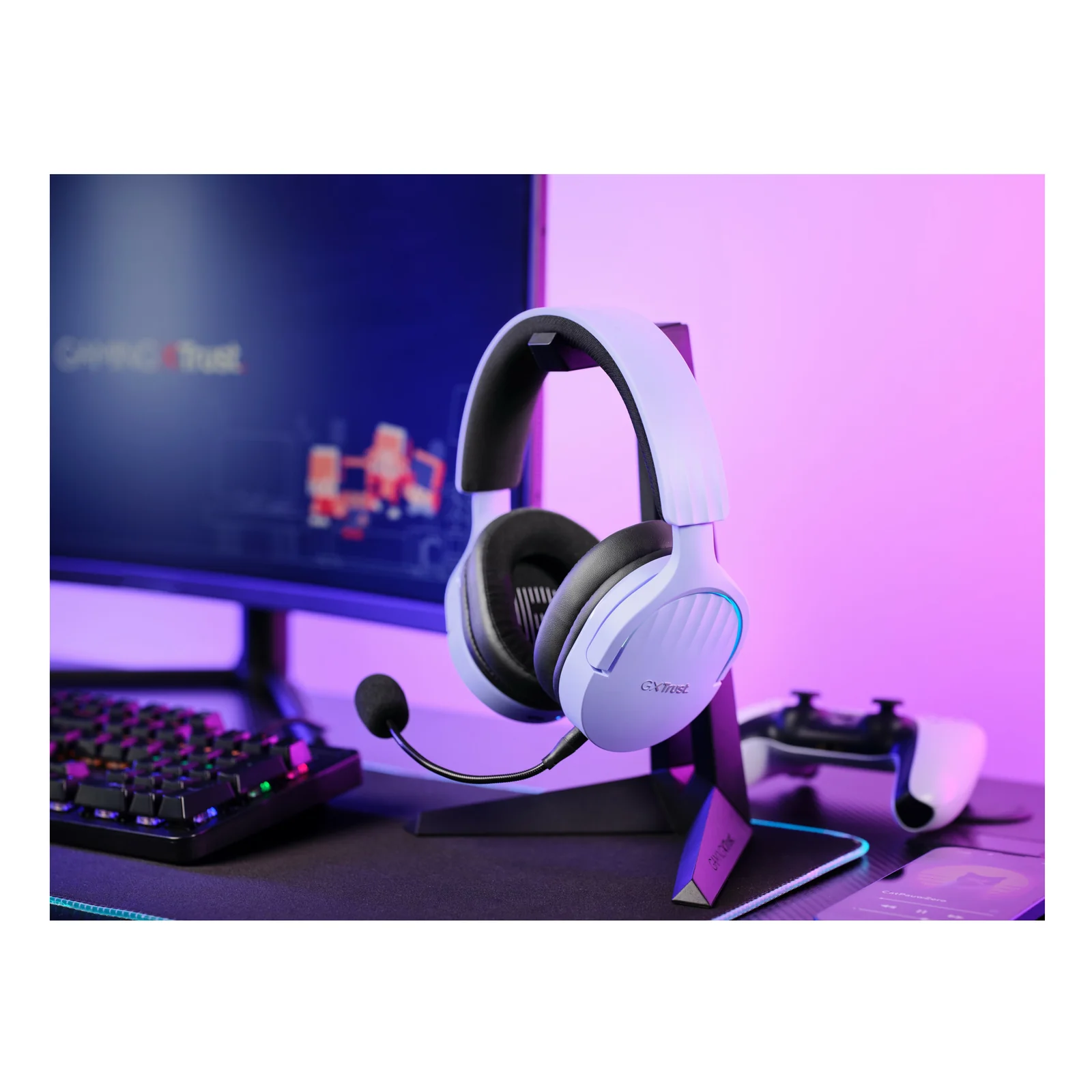 Casque Trust GXT 491P FAYZO blanc posé sur bureau gaming, écran PC en arrière-plan