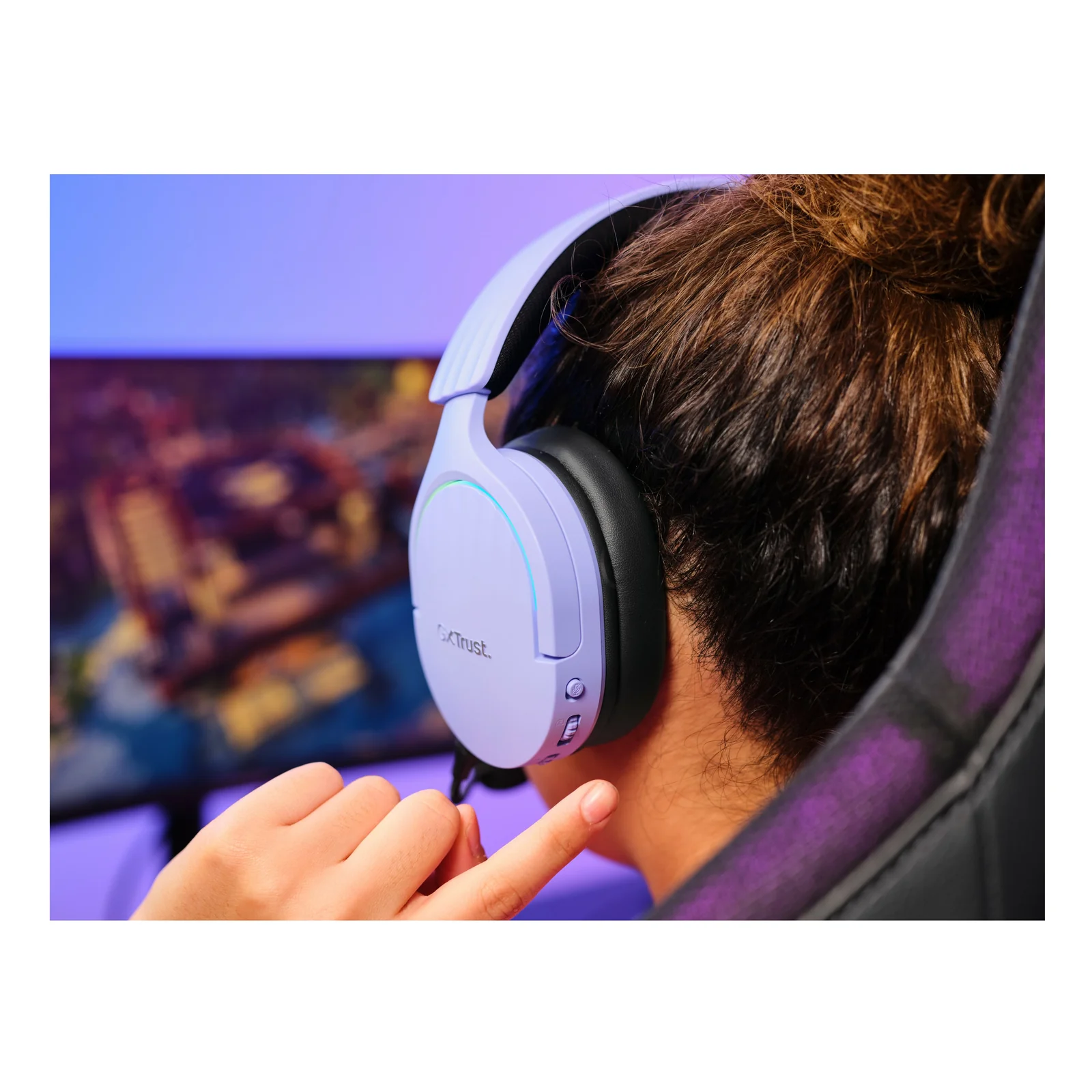 Profil latéral, personne portant un casque Trust GXT 491P FAYZO blanc, setup gaming en fond