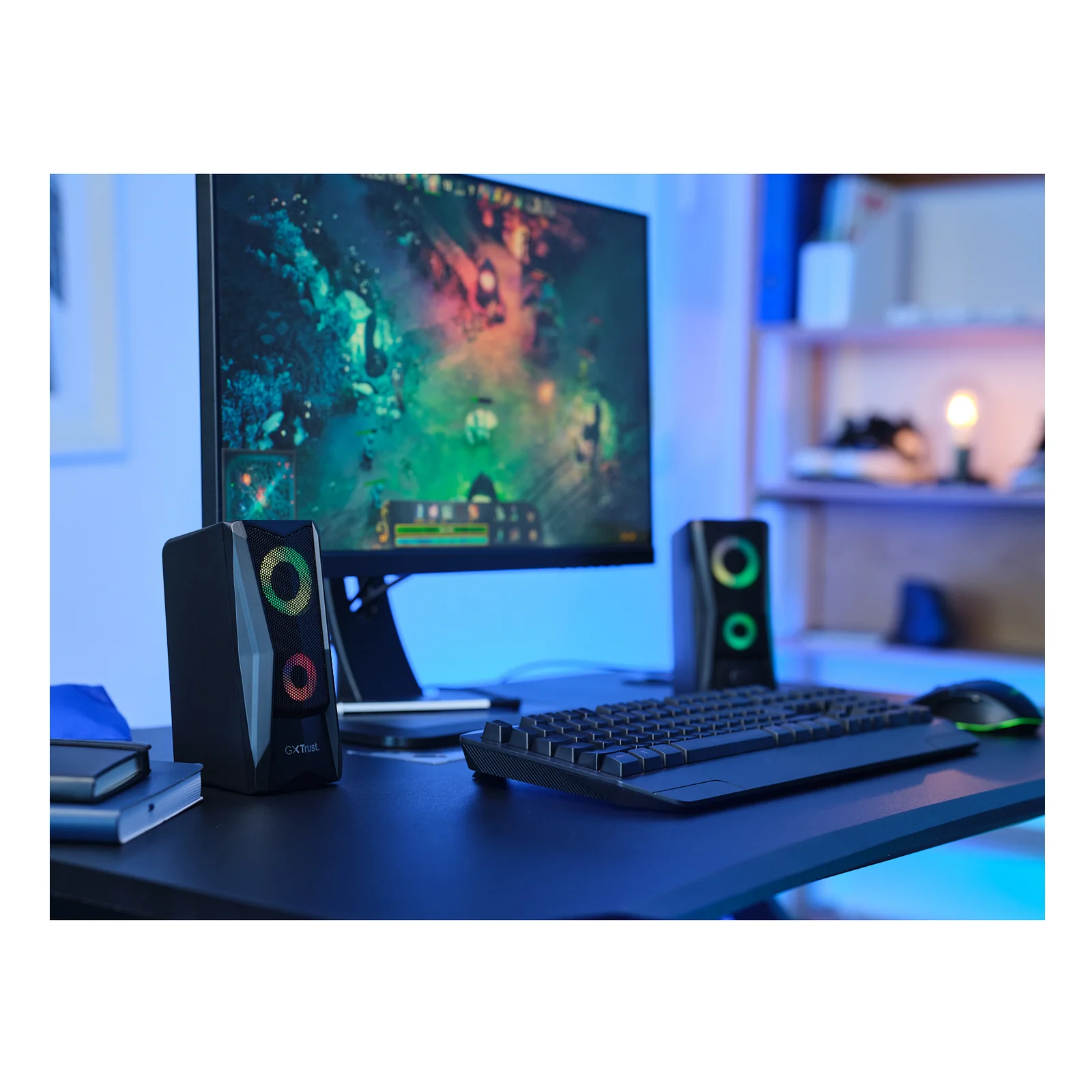 Enceintes Trust GXT 606 JAVV posées sur un bureau gaming devant un moniteur allumé